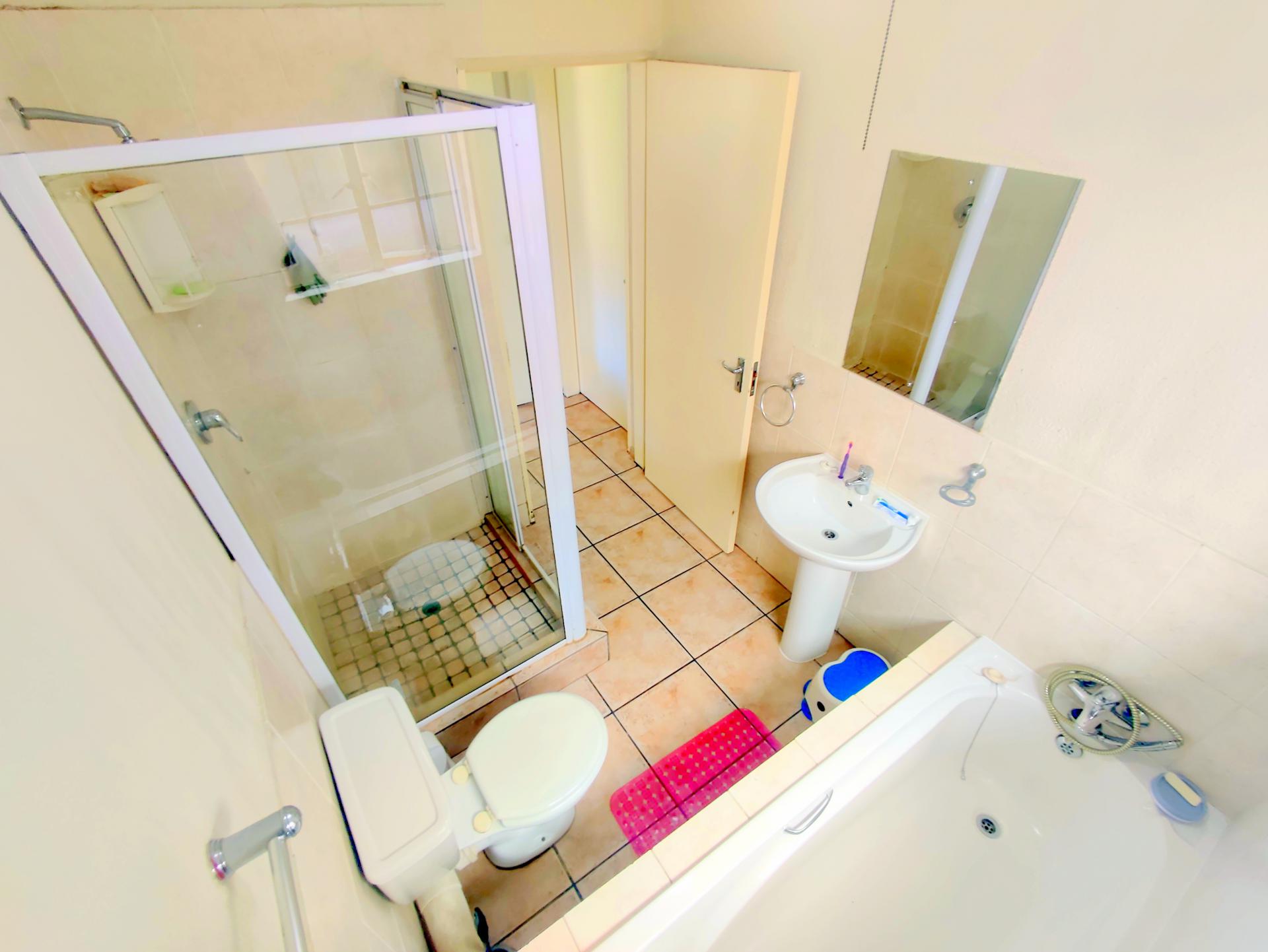  of property in Rooihuiskraal North