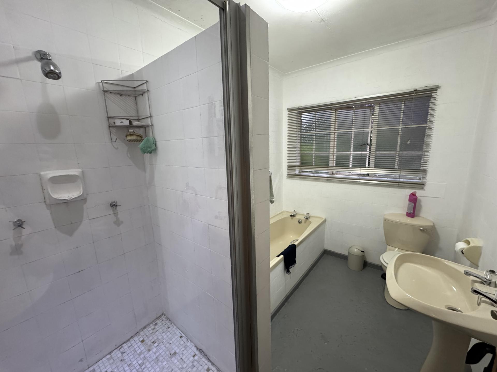 Bathroom 1 of property in Pentagon Park 