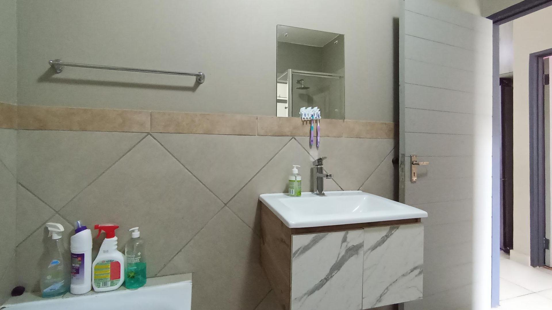 Bathroom 1 - 7 square meters of property in Glen Austin AH (Midrand)