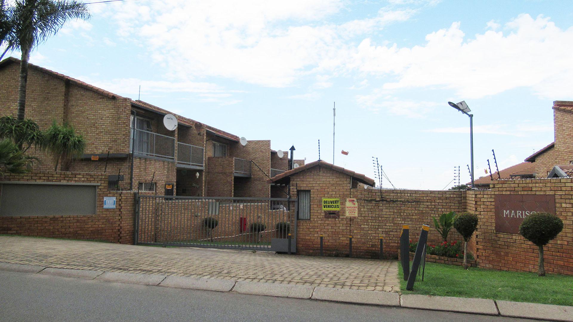 Front View of property in Roodekrans