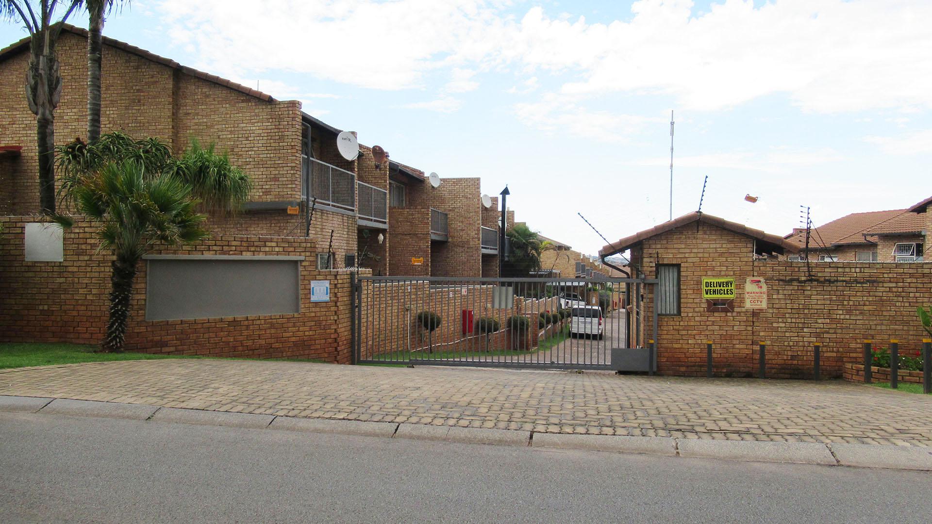 Front View of property in Roodekrans