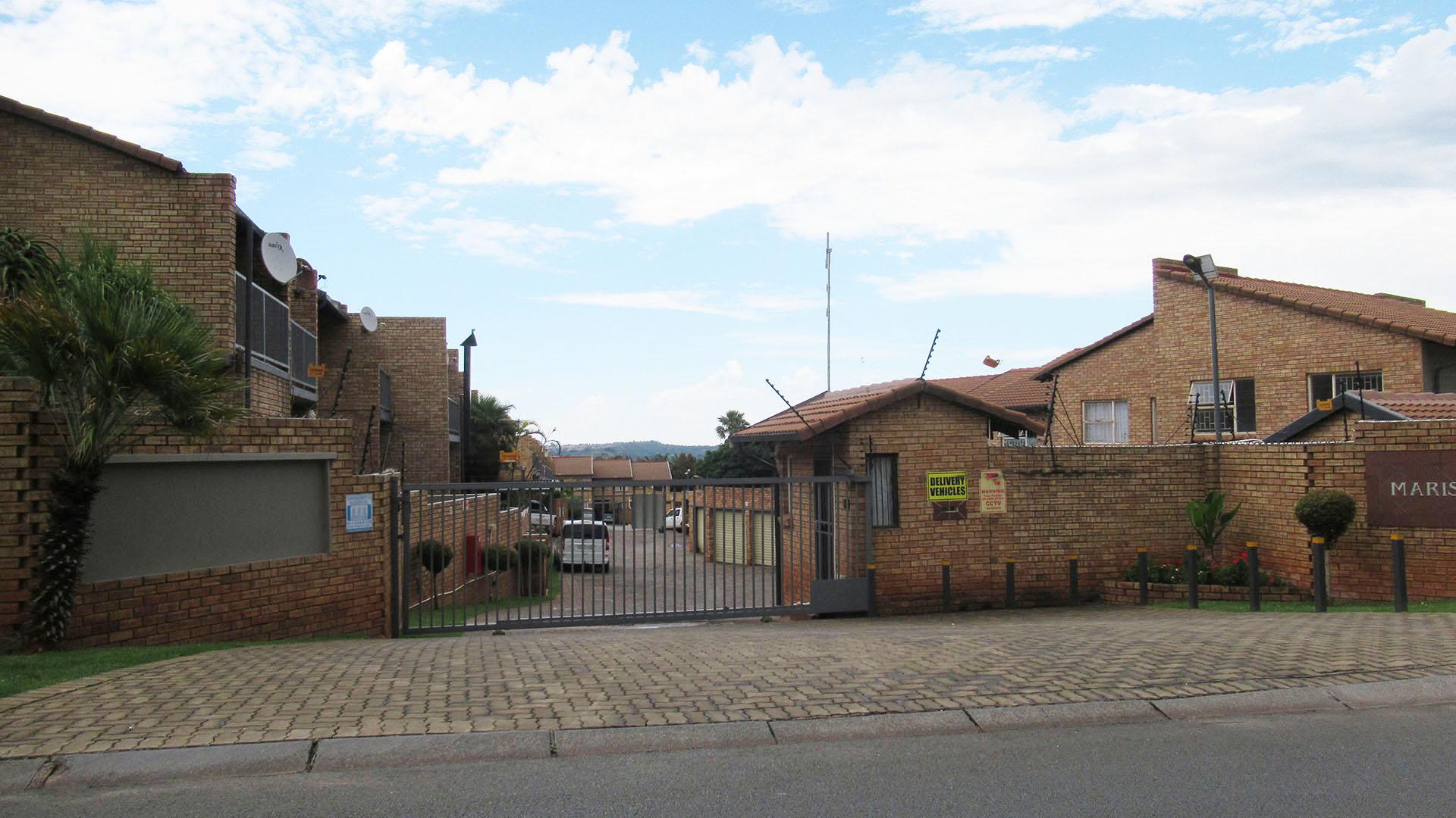 Front View of property in Roodekrans