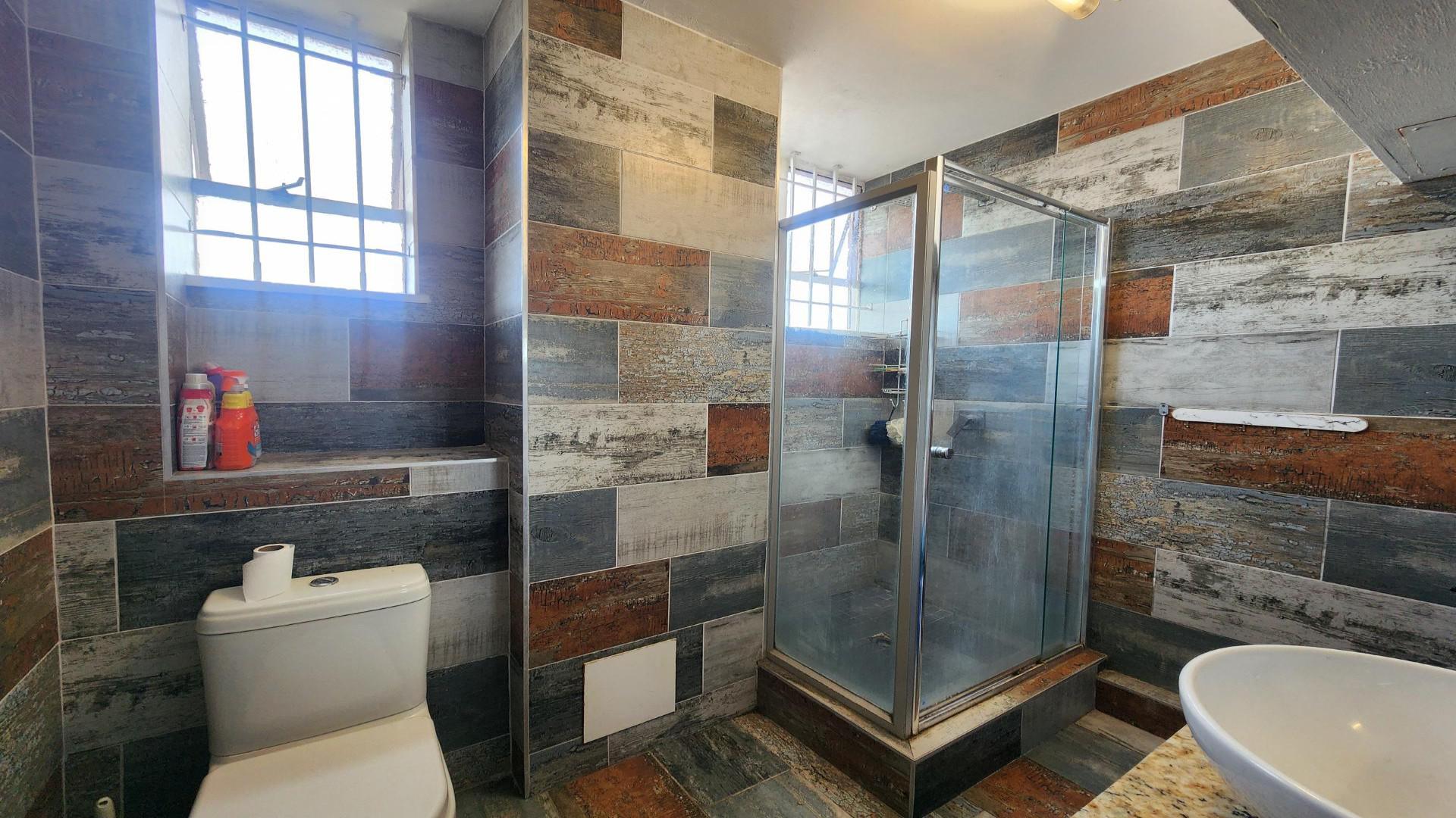 Bathroom 1 - 7 square meters of property in Windermere