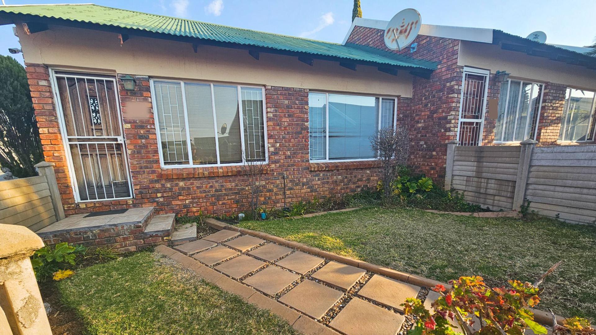 Front View of property in Uitsig