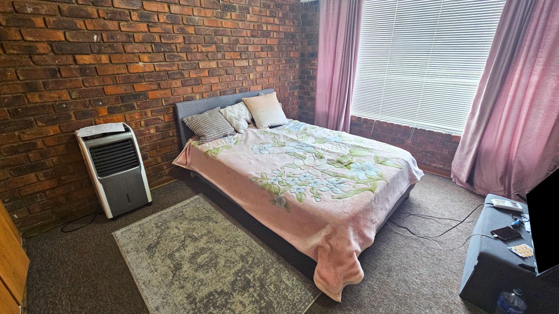 Bed Room 1 of property in Uitsig