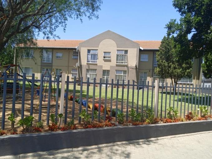 2 Bedroom Simplex for Sale For Sale in Verwoerdpark - MR698256