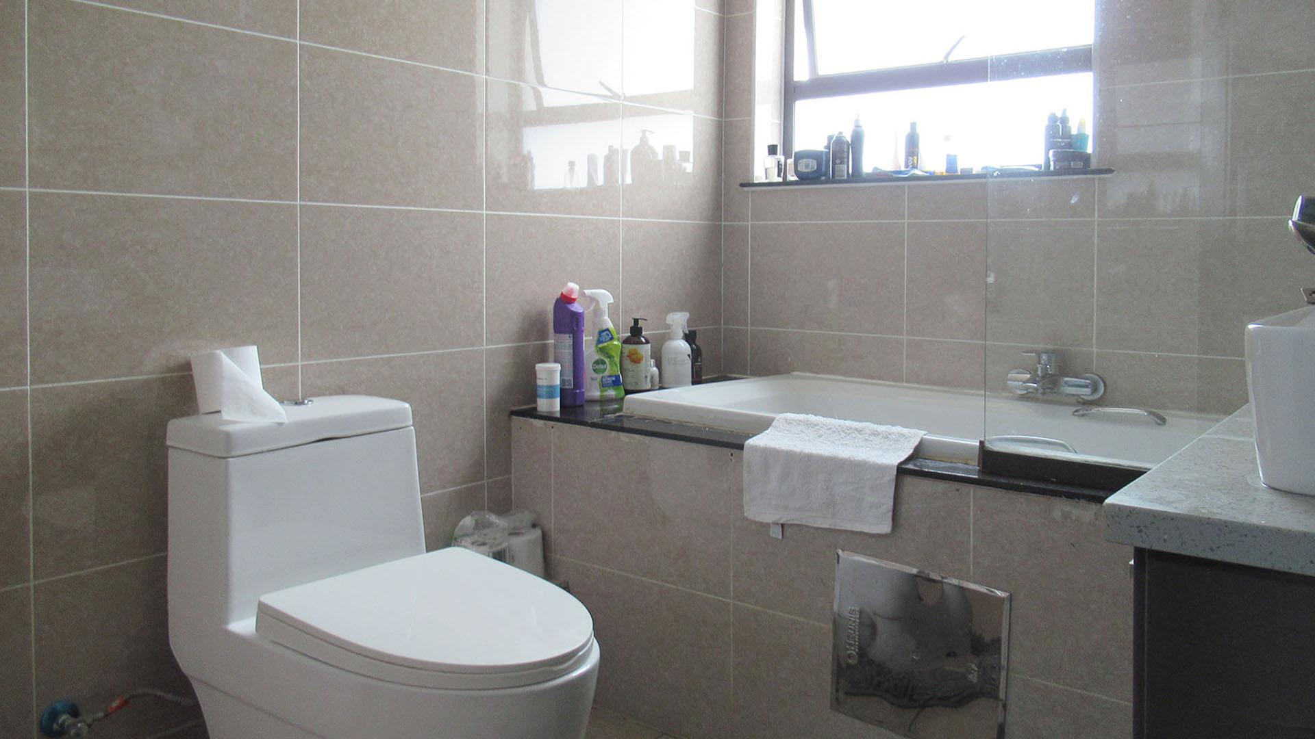Bathroom 1 - 6 square meters of property in Kengies