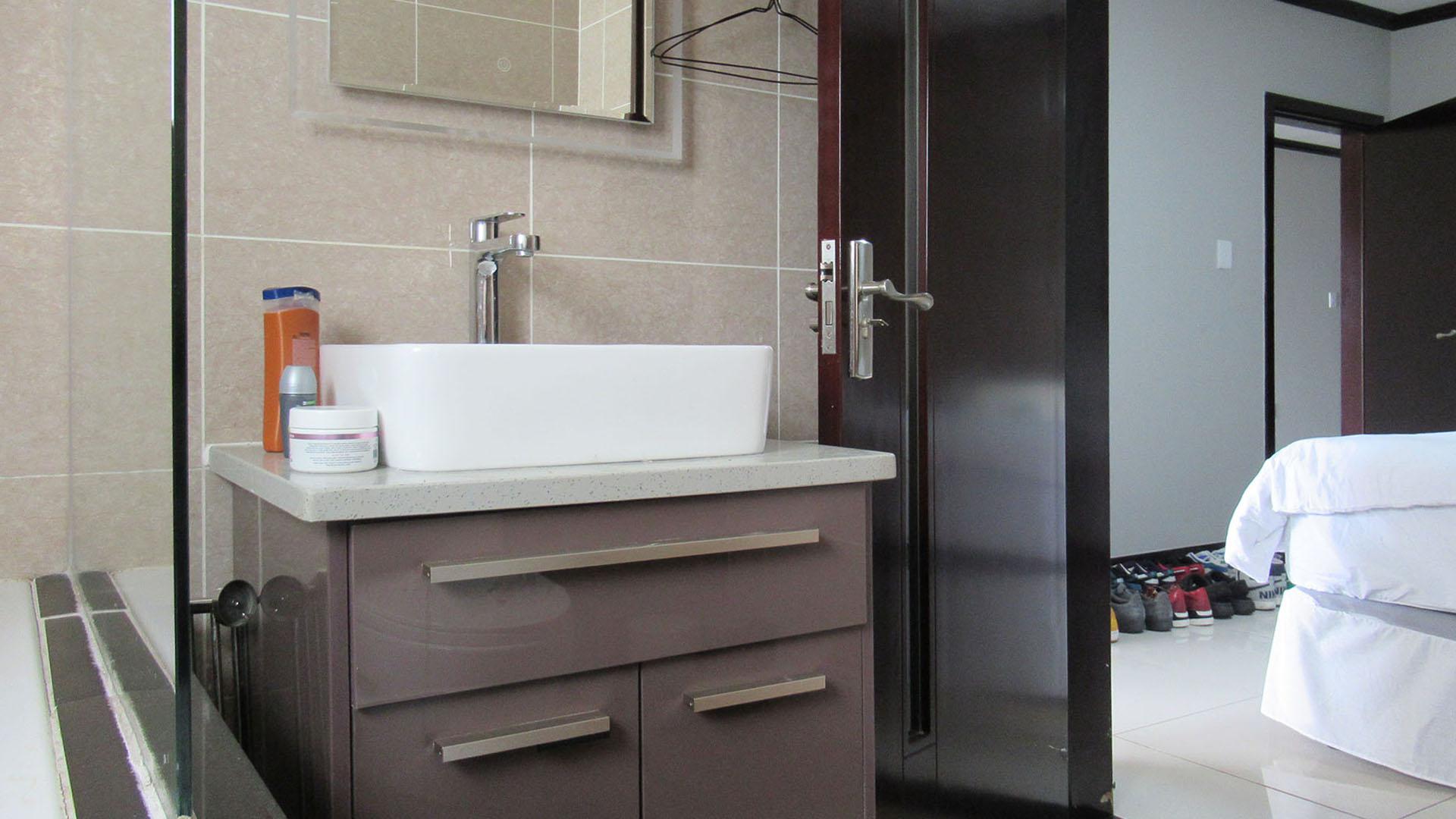 Bathroom 1 - 6 square meters of property in Kengies