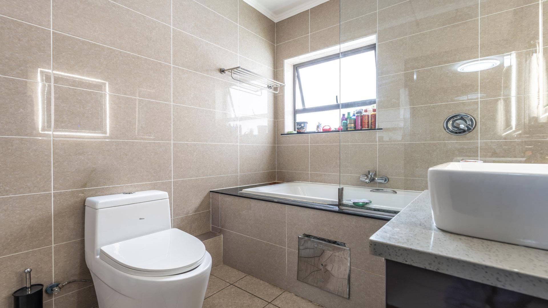 Bathroom 1 of property in Kengies