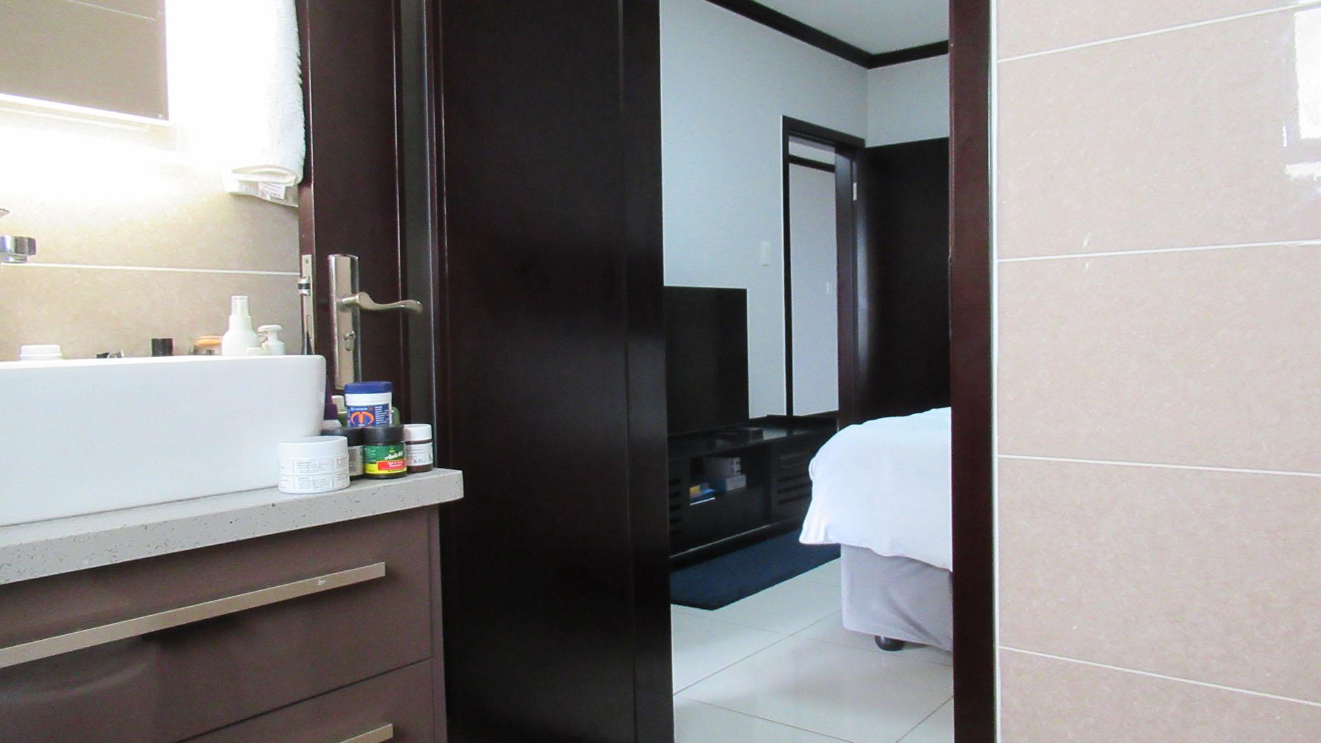 Bathroom 1 - 6 square meters of property in Kengies