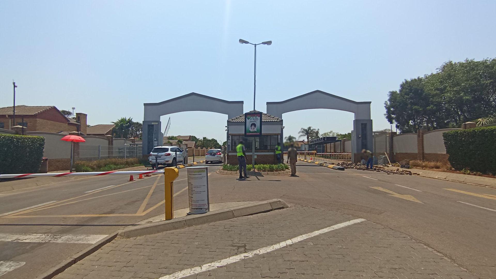 Front View of property in Equestria