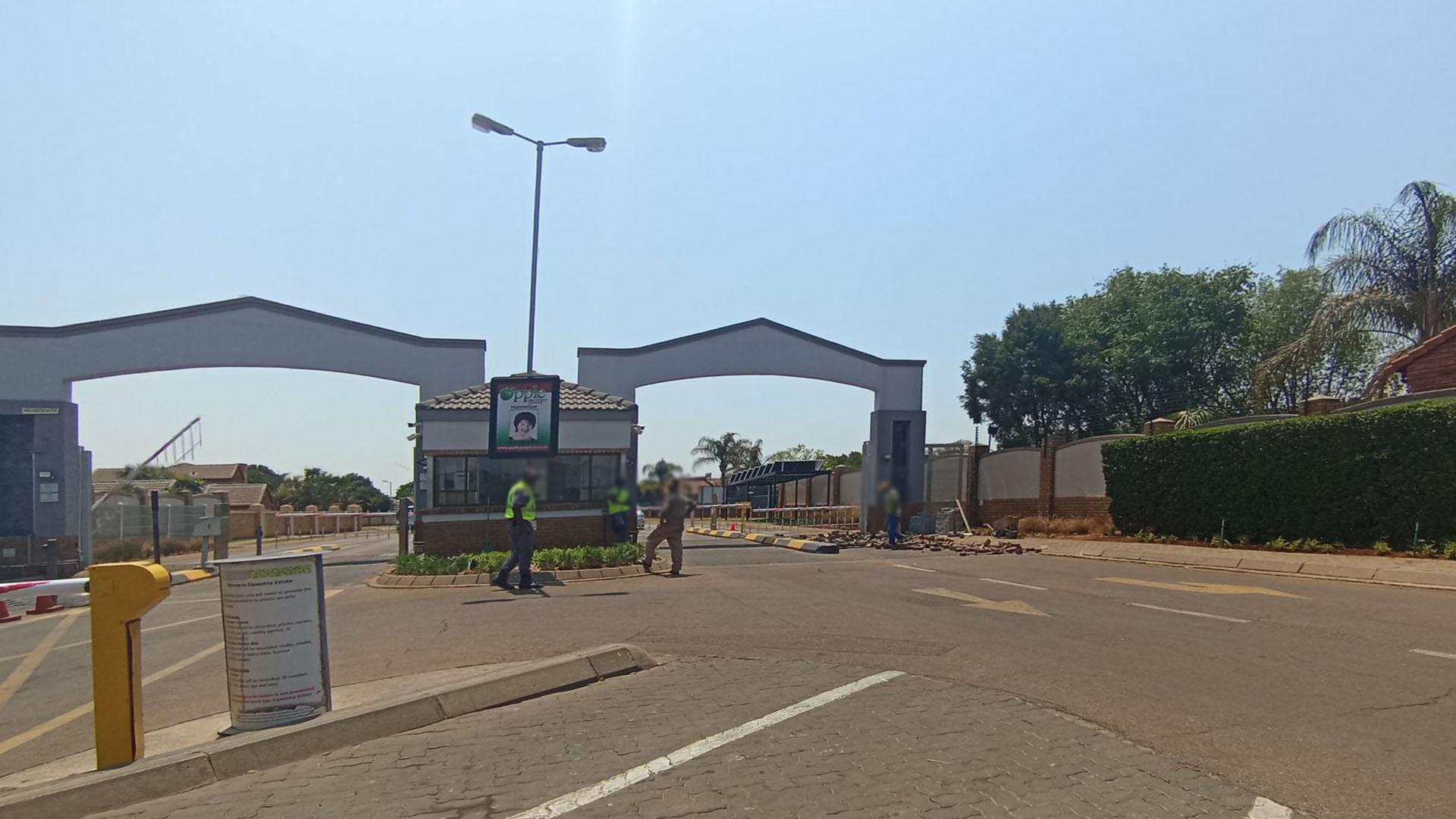 Front View of property in Equestria