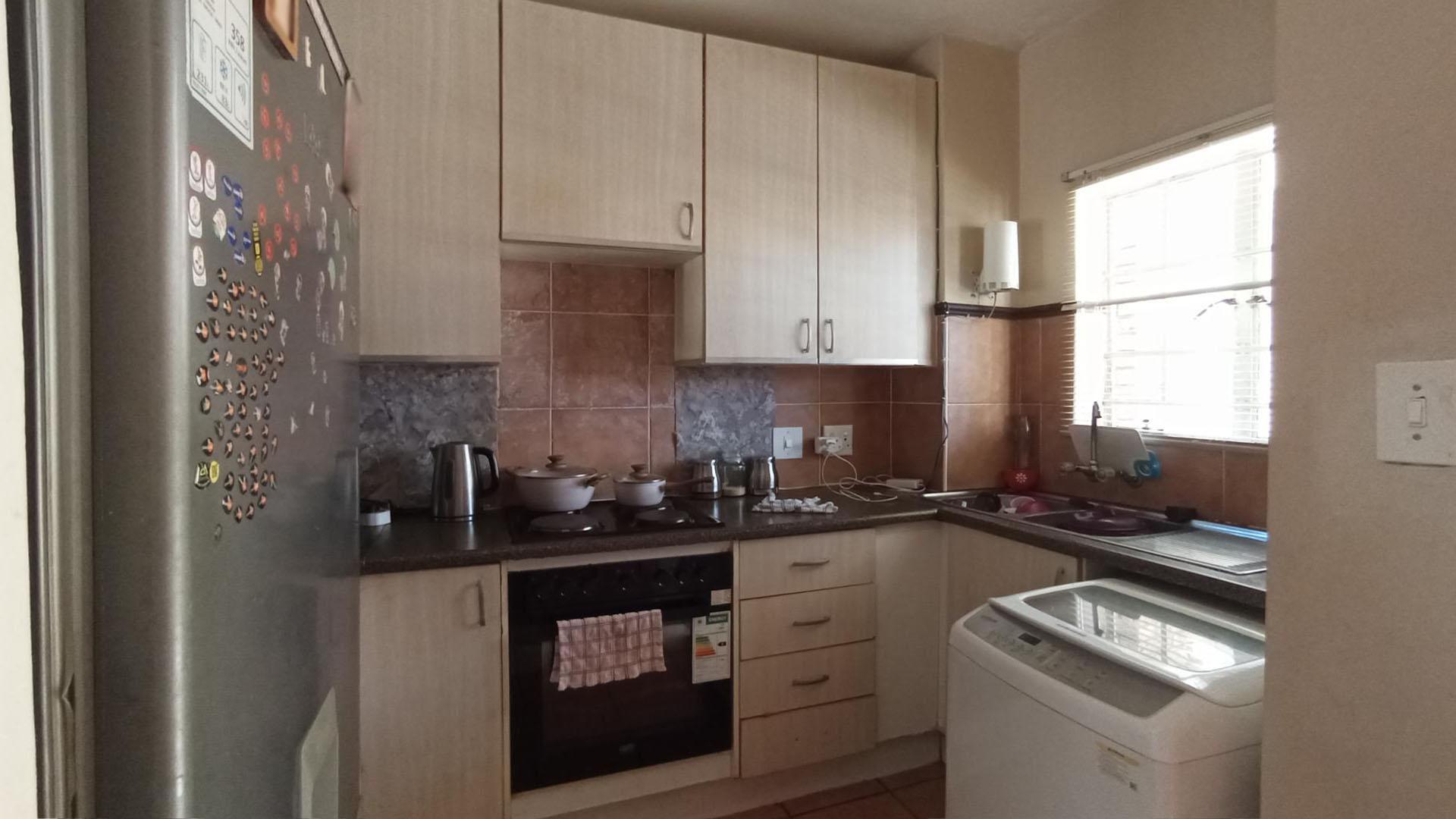 Kitchen - 10 square meters of property in Equestria