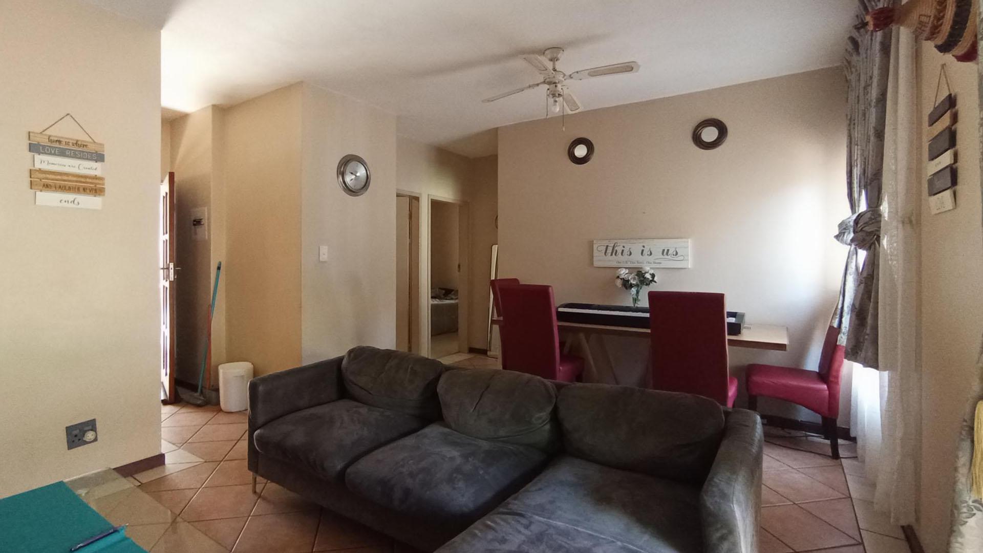 Lounges - 11 square meters of property in Equestria