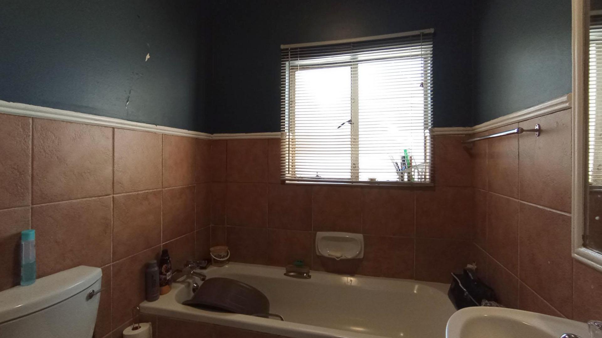 Bathroom 1 - 6 square meters of property in Equestria