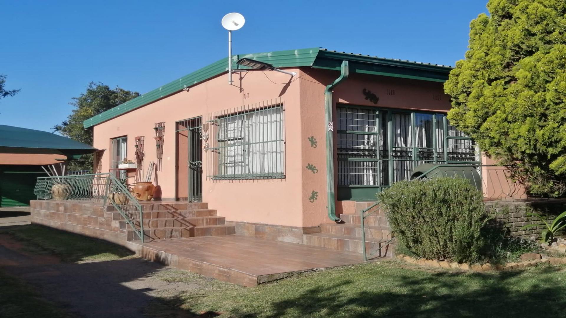 Front View of property in Greenhills