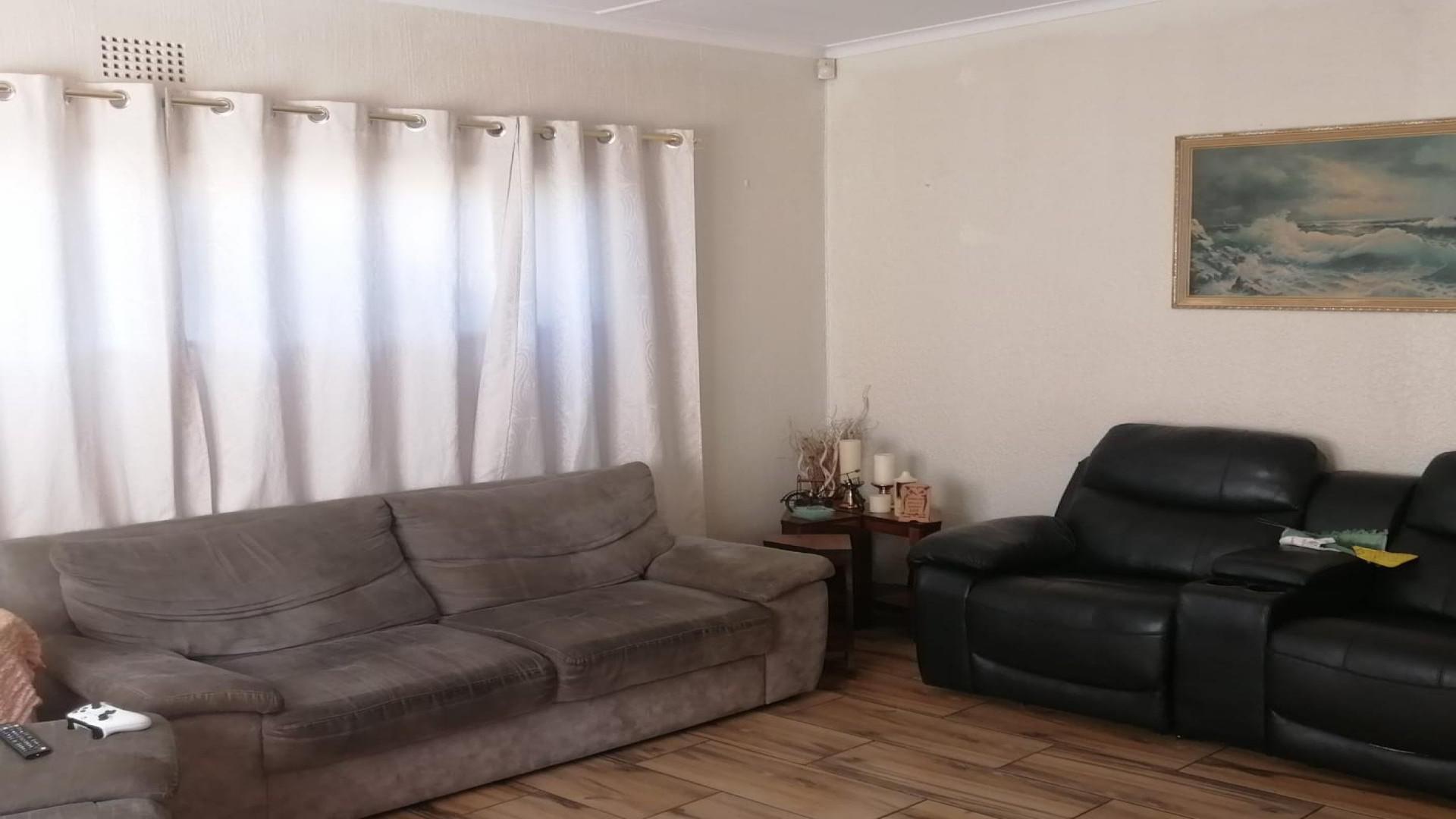 Lounges of property in Greenhills