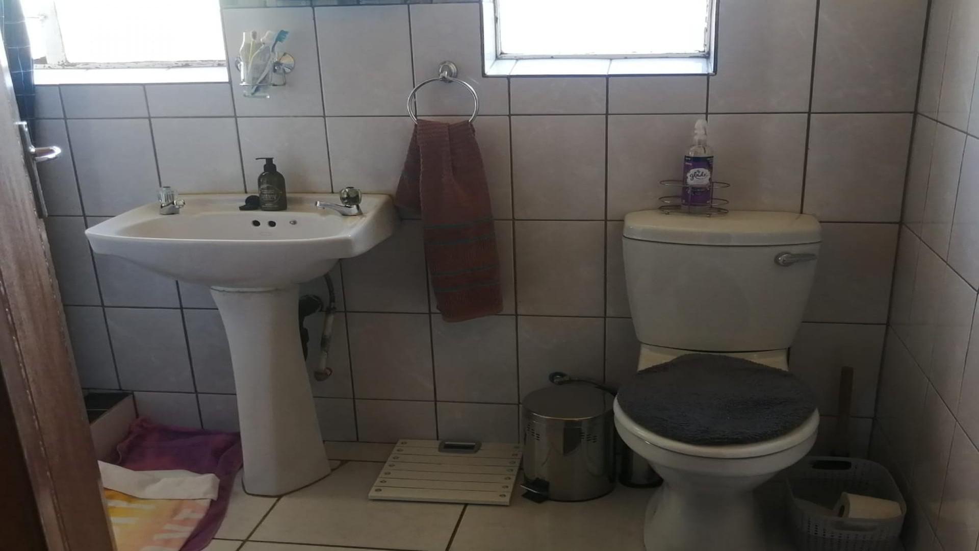 Bathroom 2 of property in Greenhills