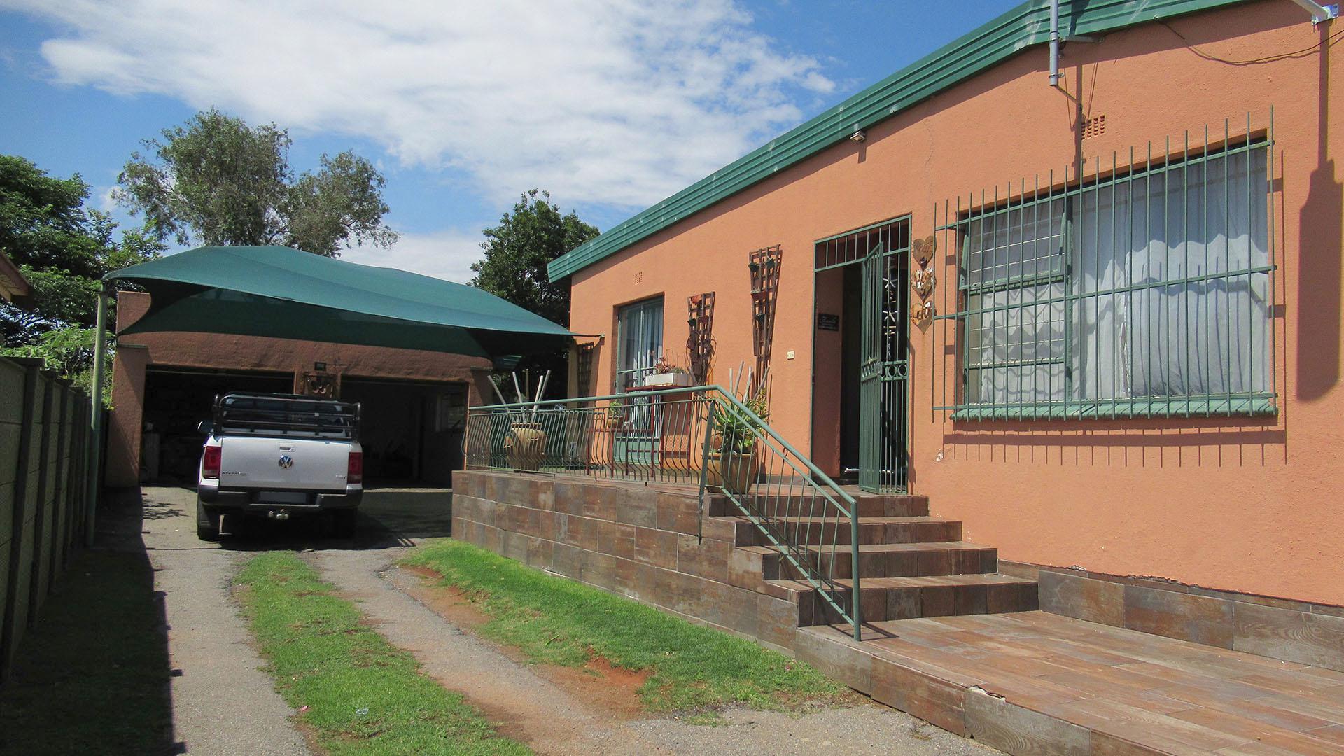 Front View of property in Greenhills