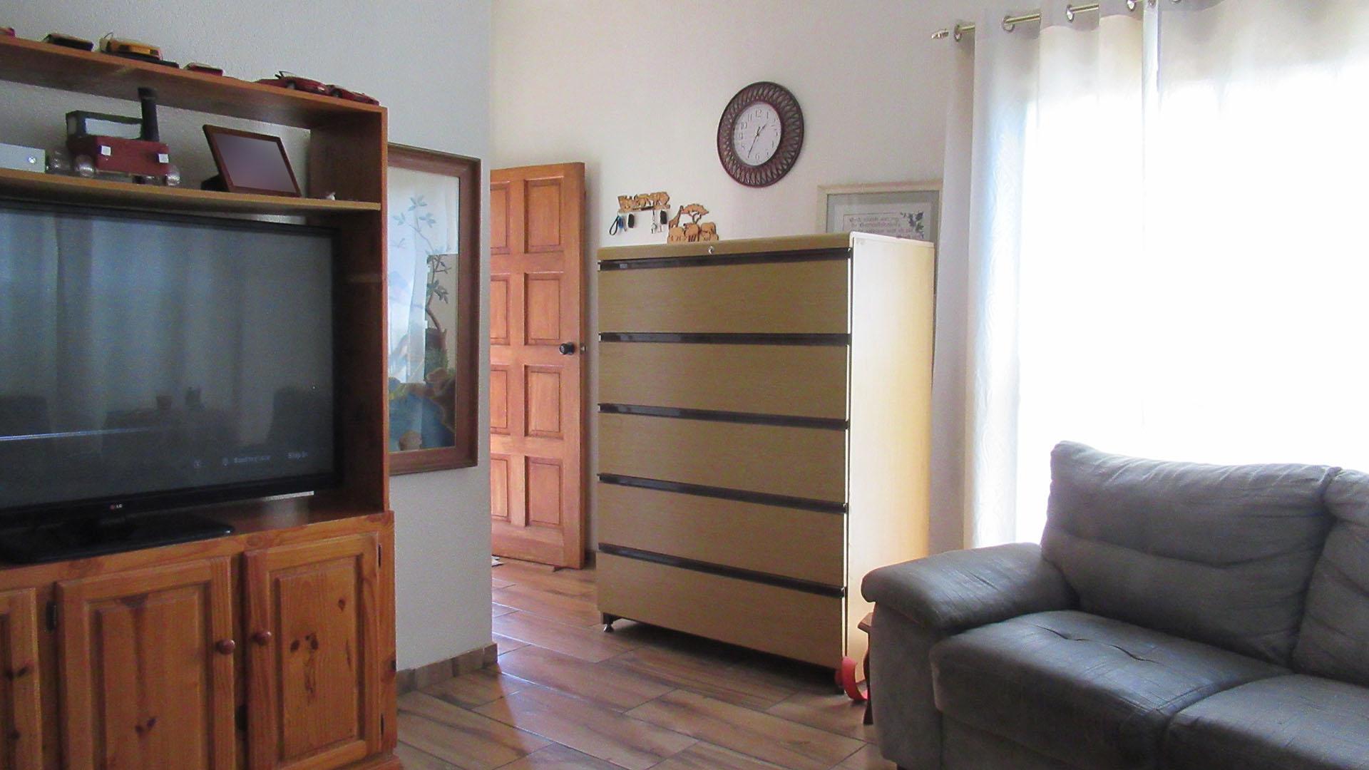 Lounges - 24 square meters of property in Greenhills