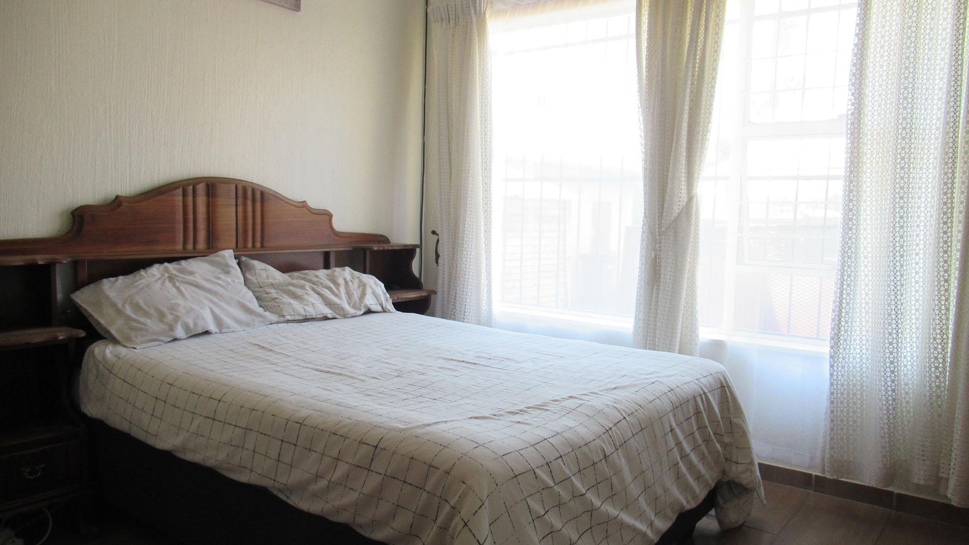 Bed Room 1 - 11 square meters of property in Greenhills