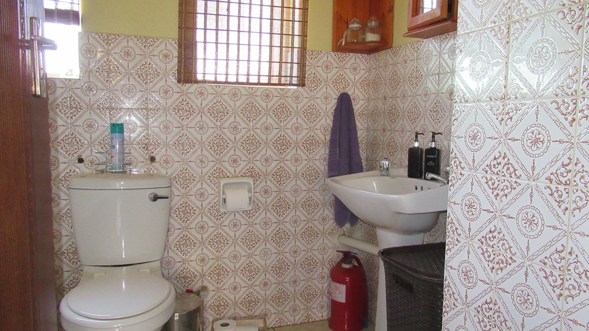 Bathroom 1 - 7 square meters of property in Greenhills
