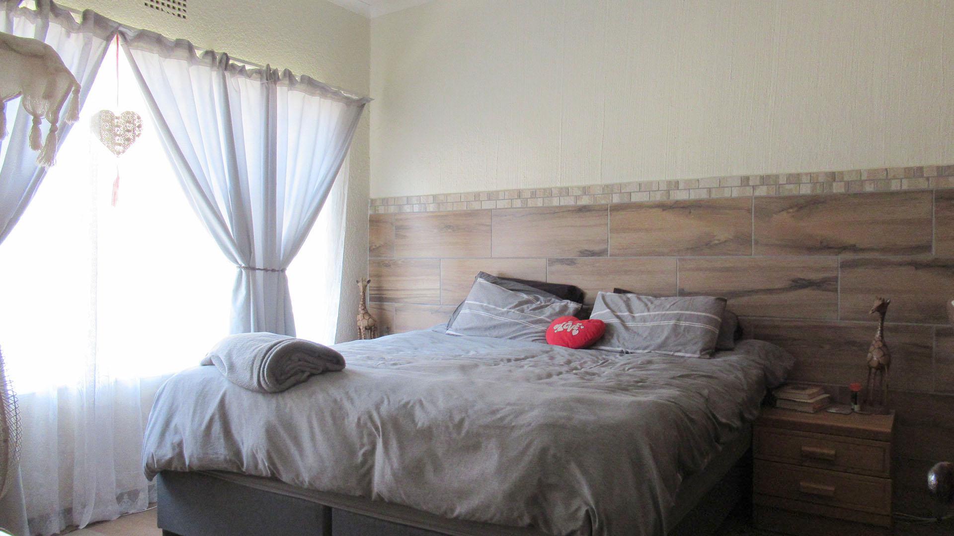 Main Bedroom - 13 square meters of property in Greenhills