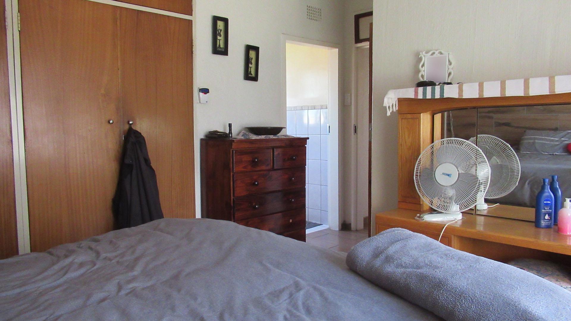 Main Bedroom - 13 square meters of property in Greenhills