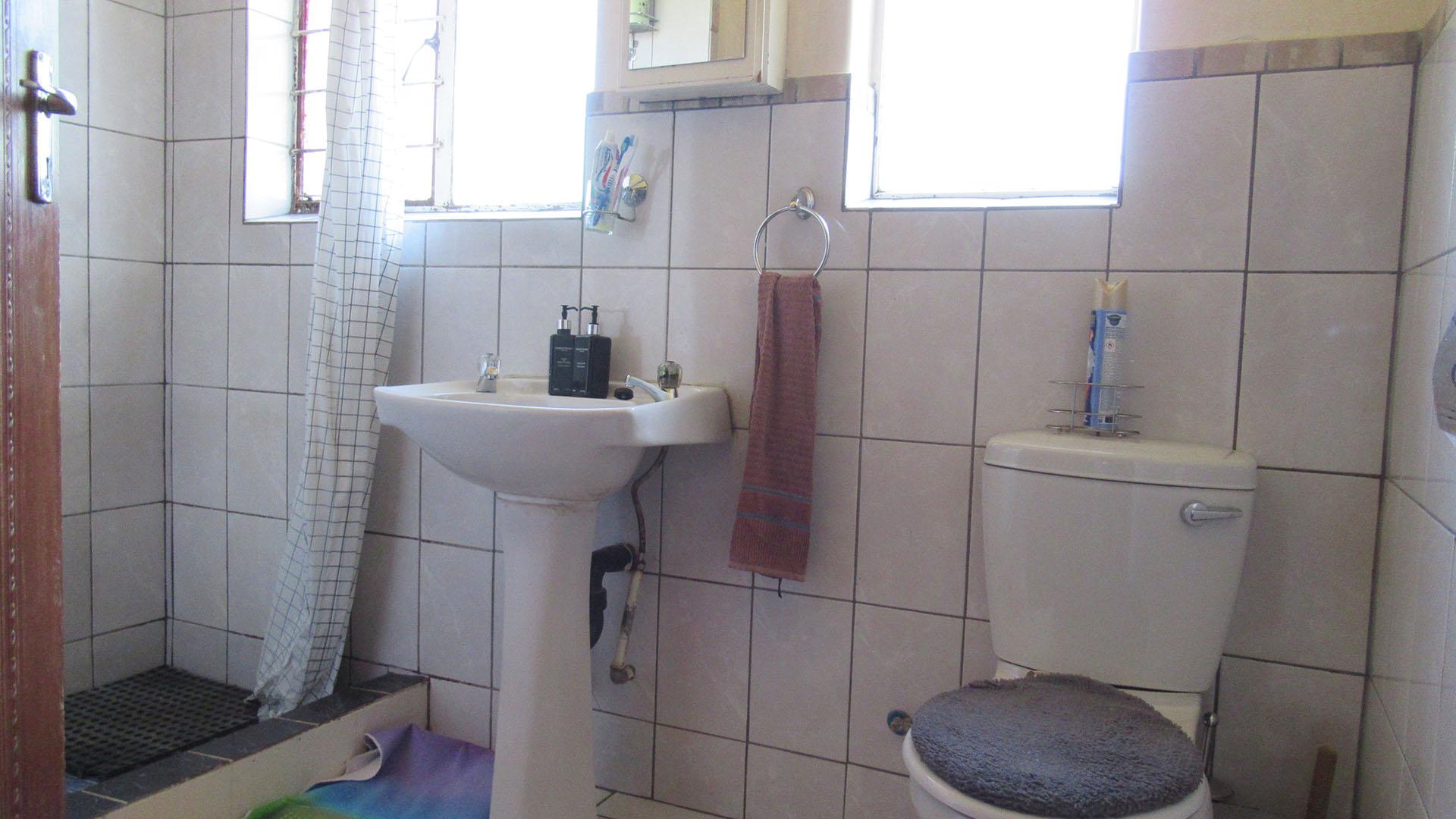 Main Bathroom - 5 square meters of property in Greenhills