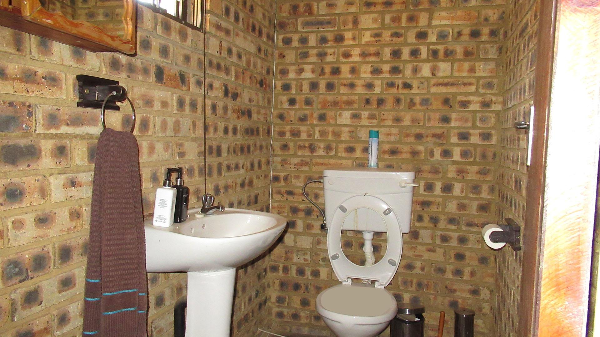 Bathroom 1 - 7 square meters of property in Greenhills