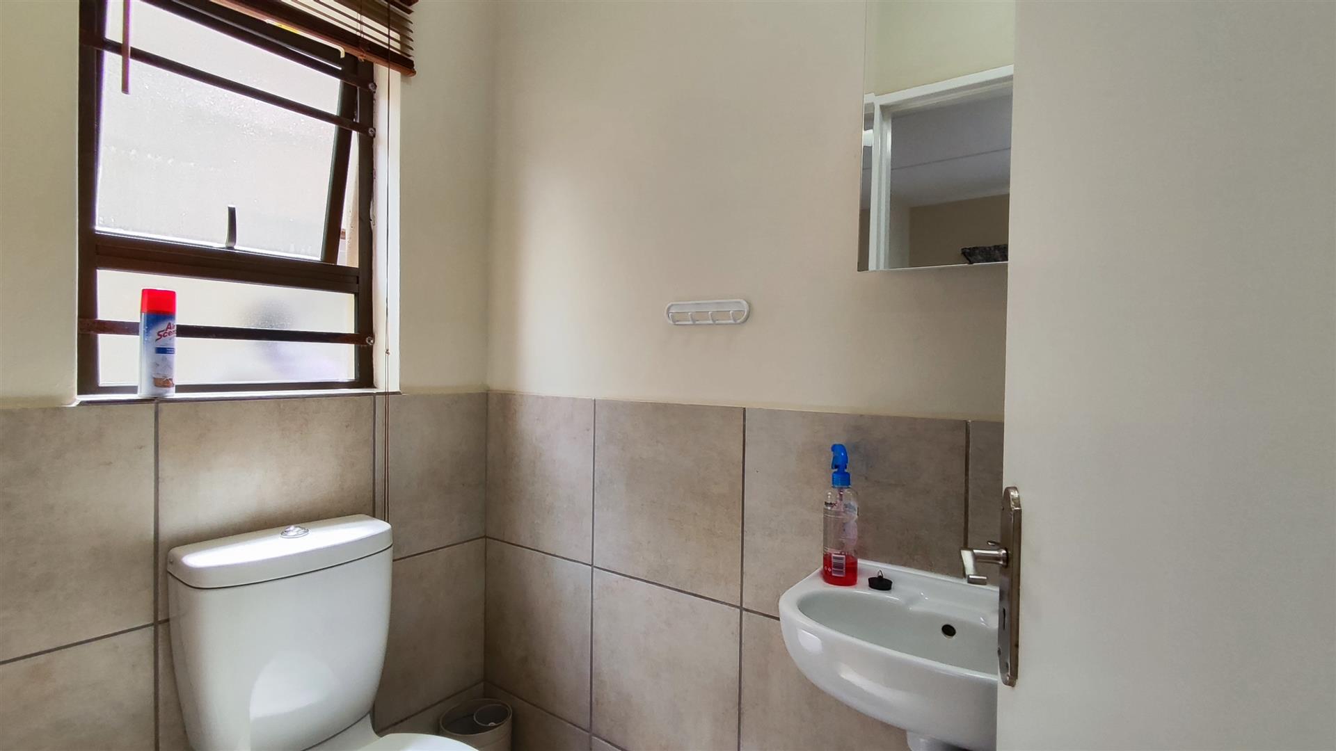 Main Bathroom - 3 square meters of property in Norton's Home Estates