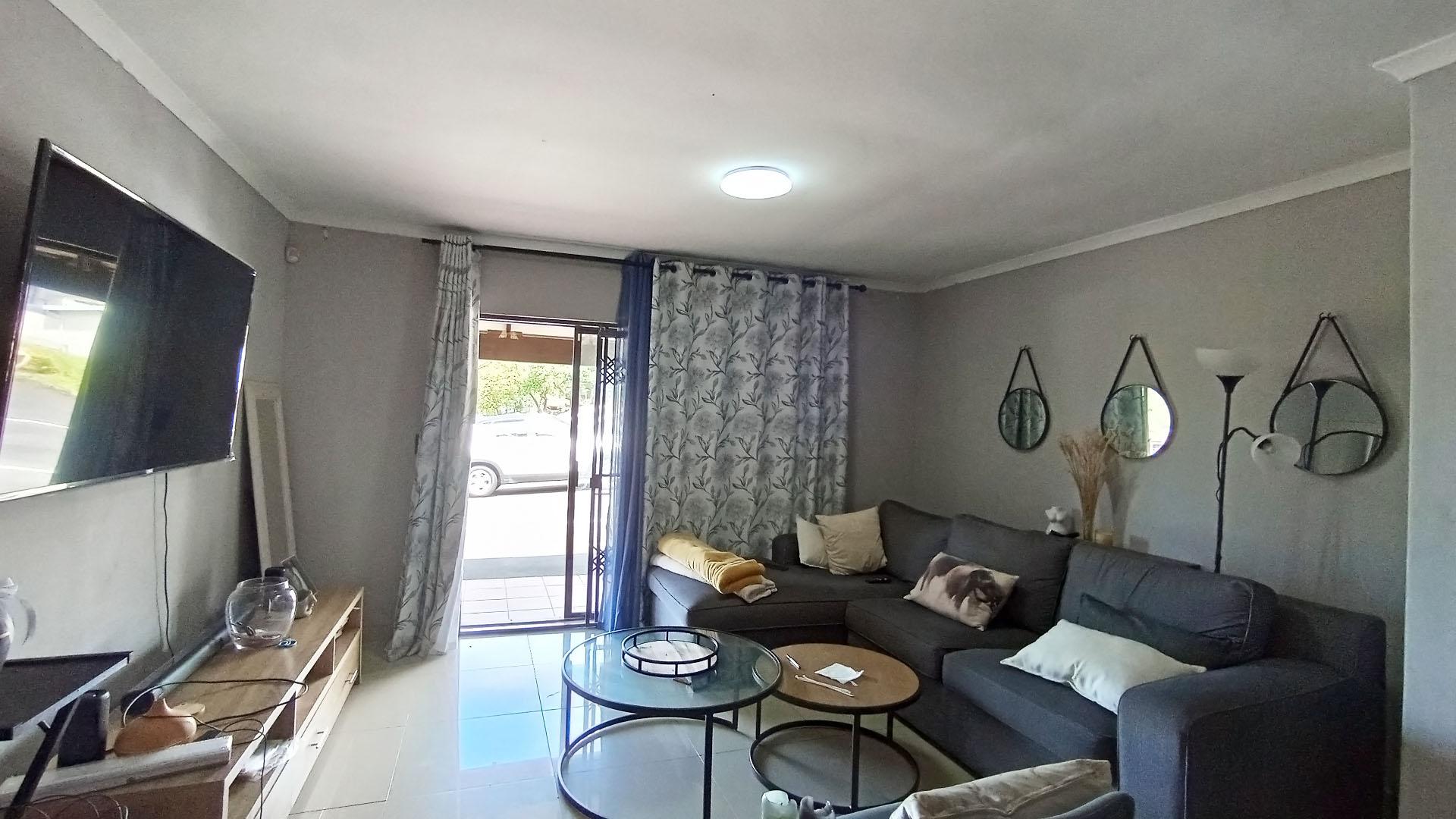 Lounges - 19 square meters of property in Amanzimtoti 