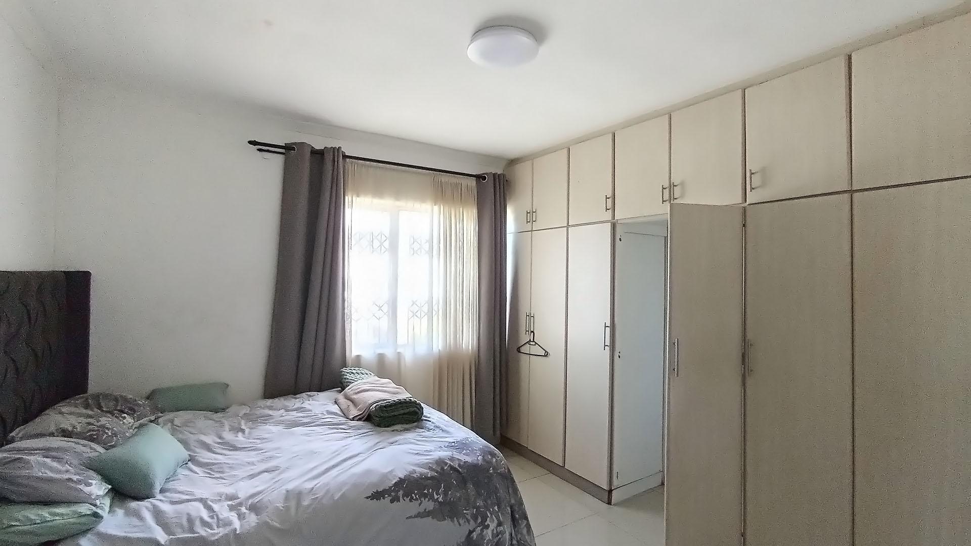 Main Bedroom - 15 square meters of property in Amanzimtoti 