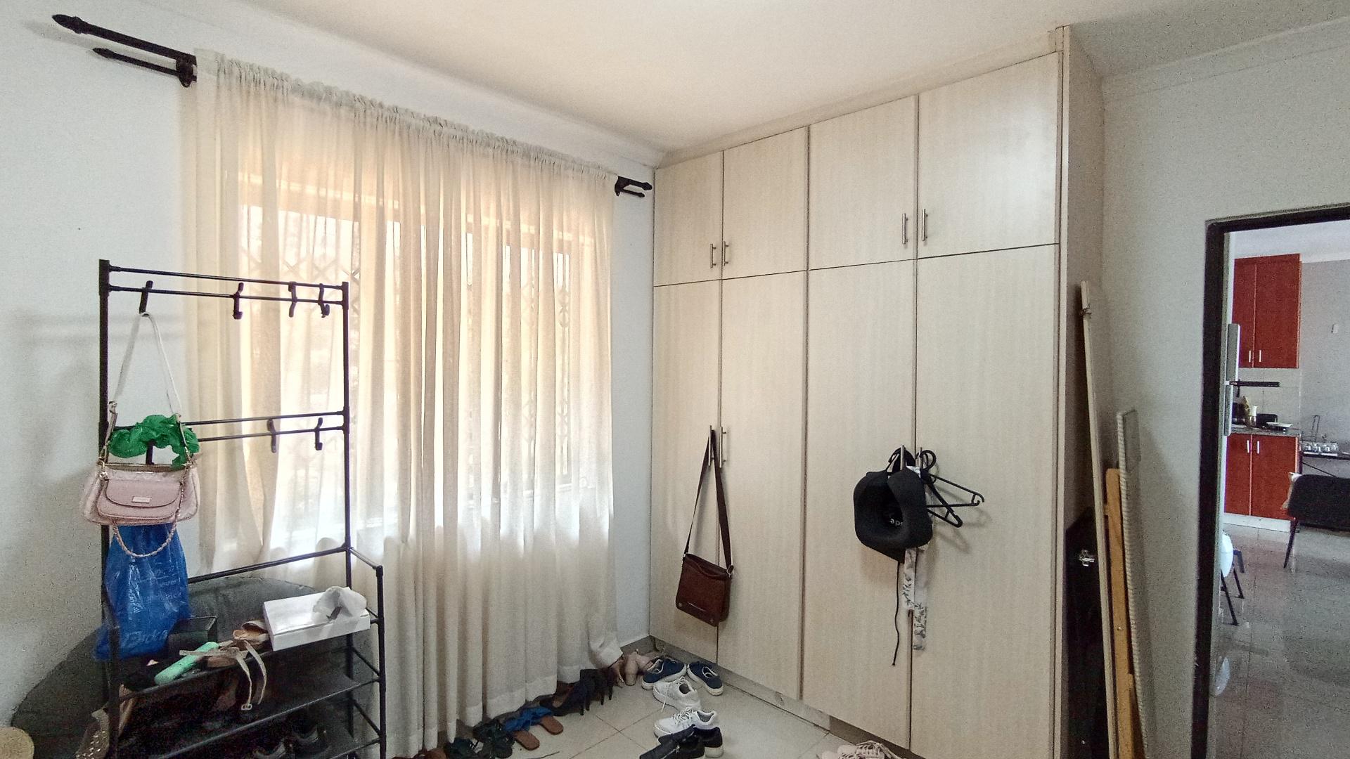 Bed Room 1 - 13 square meters of property in Amanzimtoti 