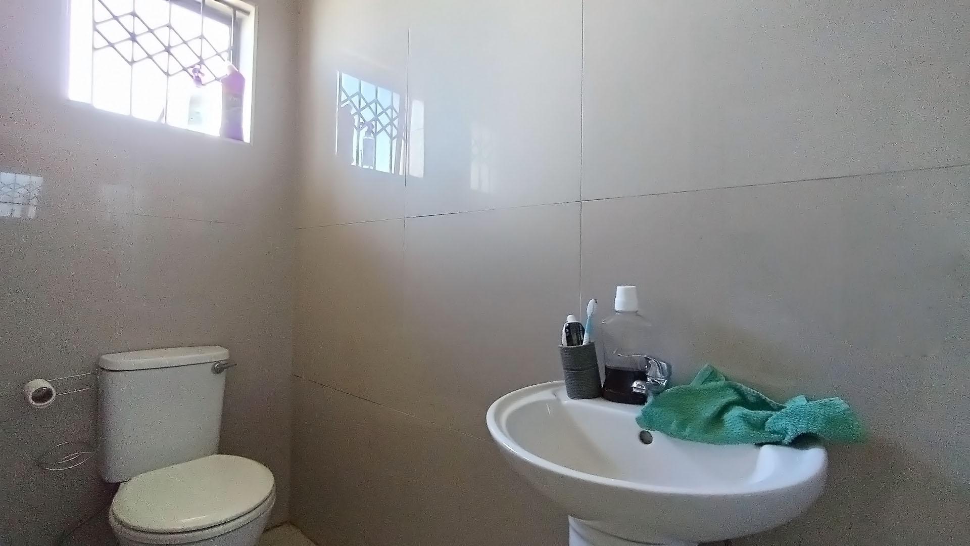 Main Bathroom - 4 square meters of property in Amanzimtoti 