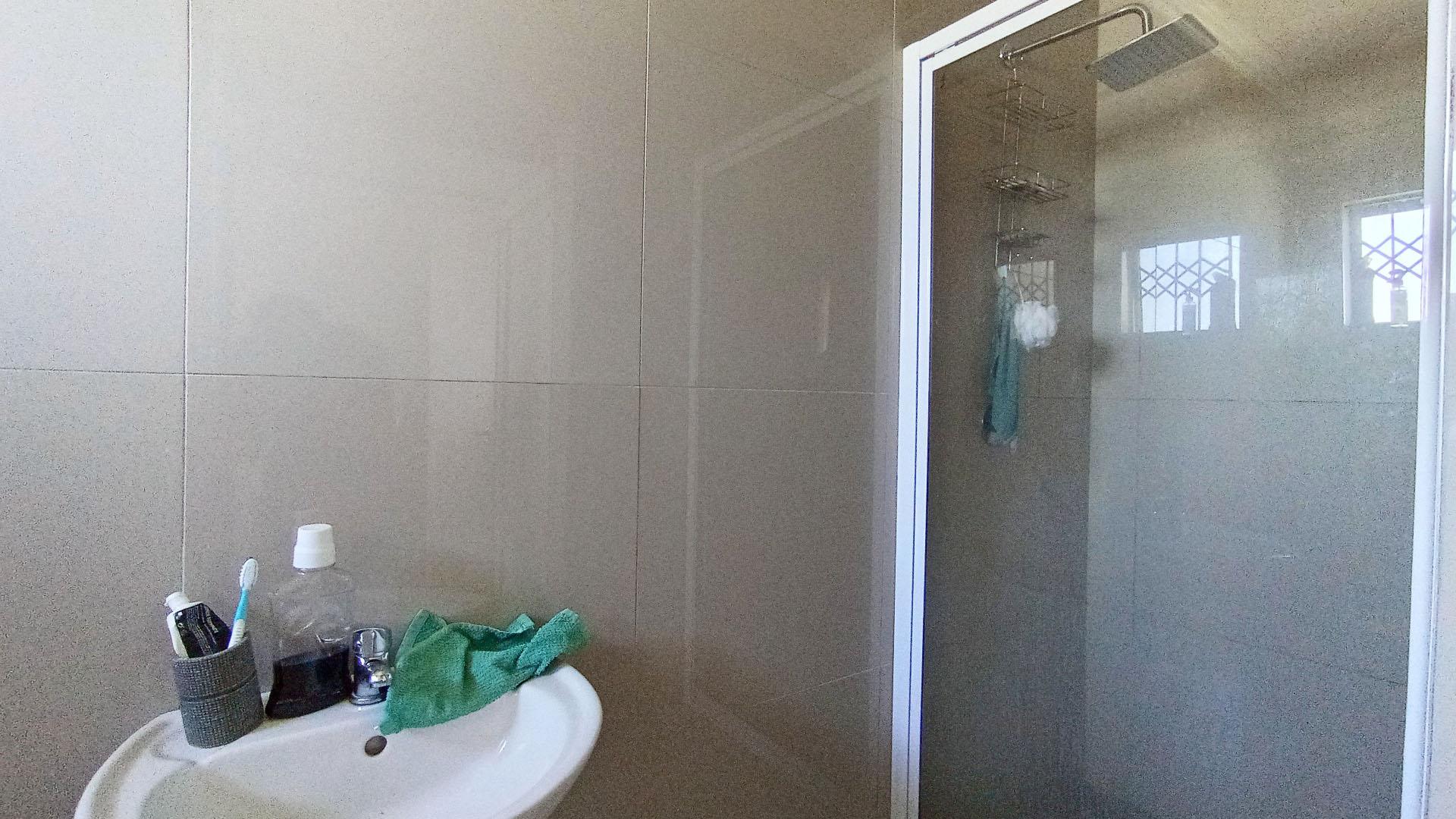 Main Bathroom - 4 square meters of property in Amanzimtoti 