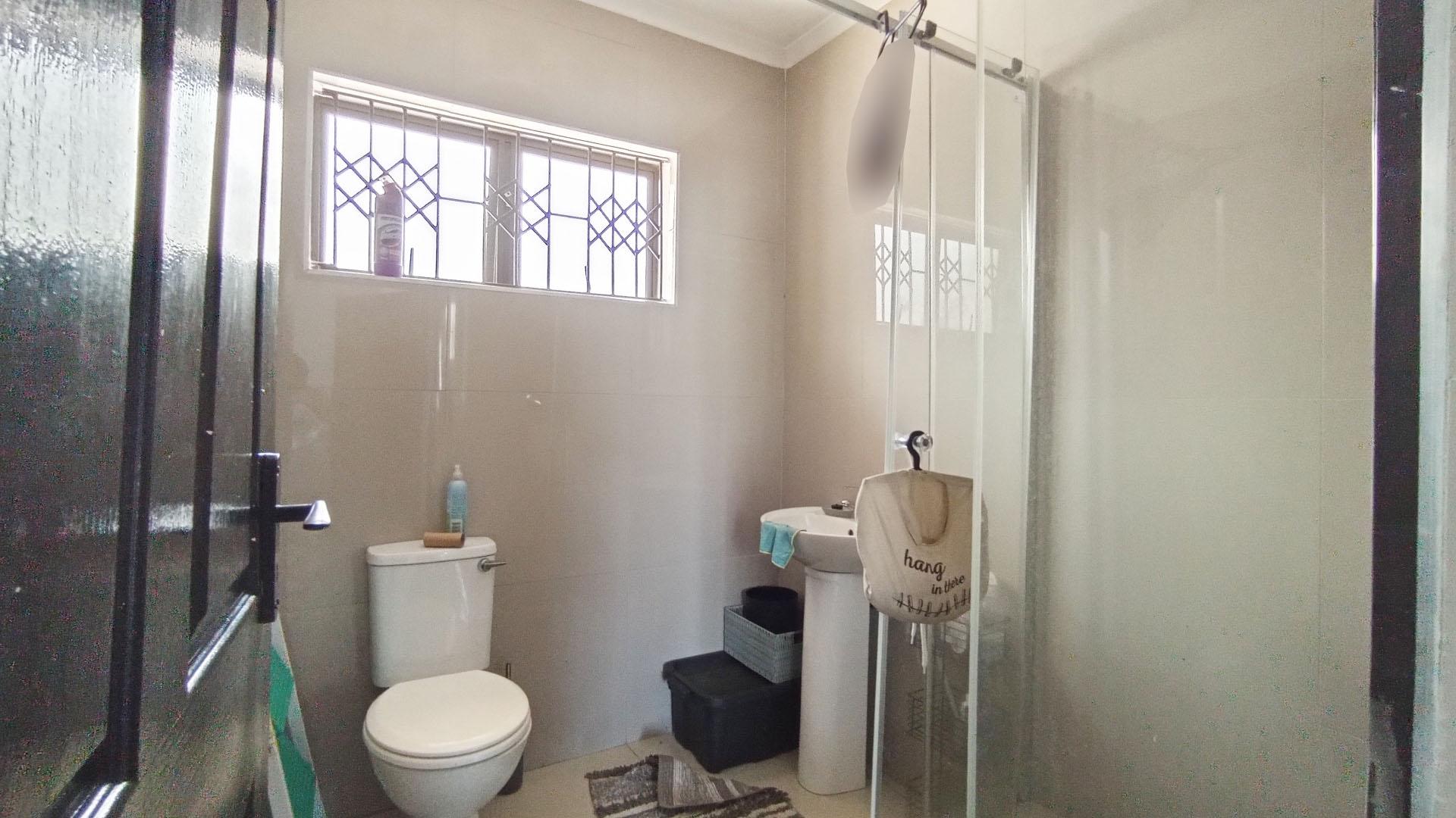 Bathroom 1 - 5 square meters of property in Amanzimtoti 