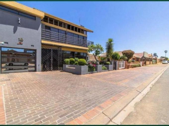 4 Bedroom House for Sale For Sale in Lenasia - MR698313