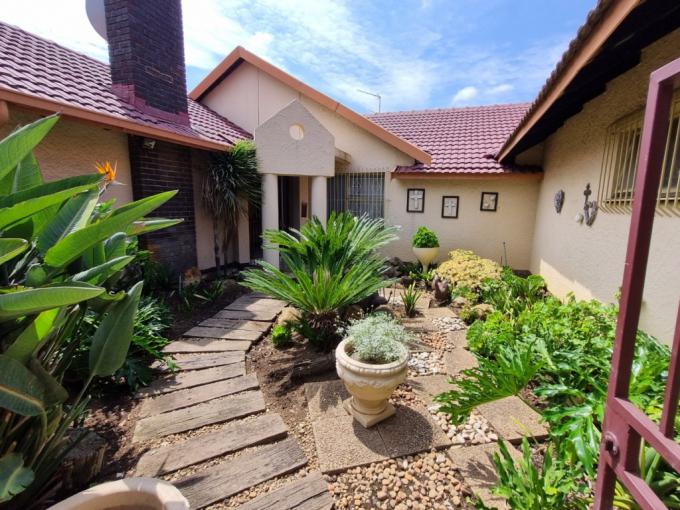 4 Bedroom House for Sale For Sale in Brackenhurst - MR698374