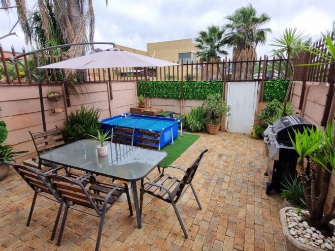 2 Bedroom Simplex for Sale For Sale in Brackenhurst - MR698375