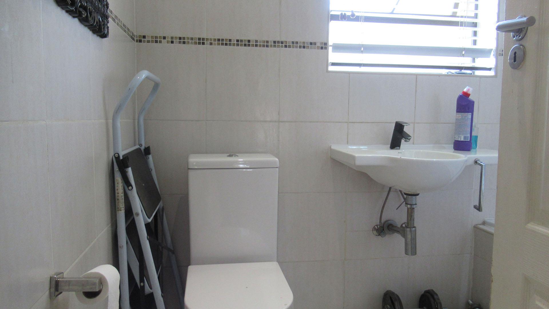Main Bathroom - 7 square meters of property in Birch Acres