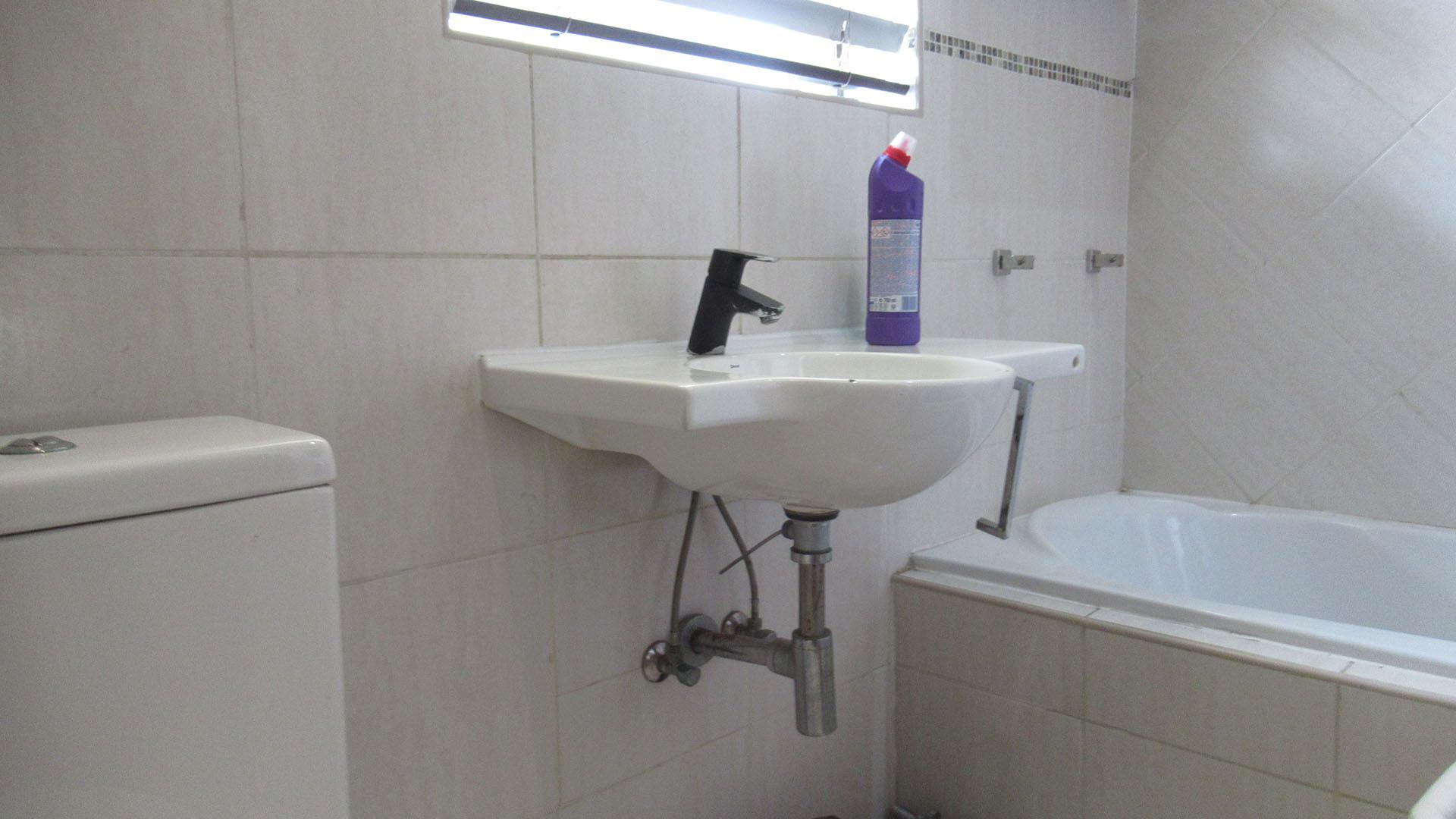 Main Bathroom - 7 square meters of property in Birch Acres