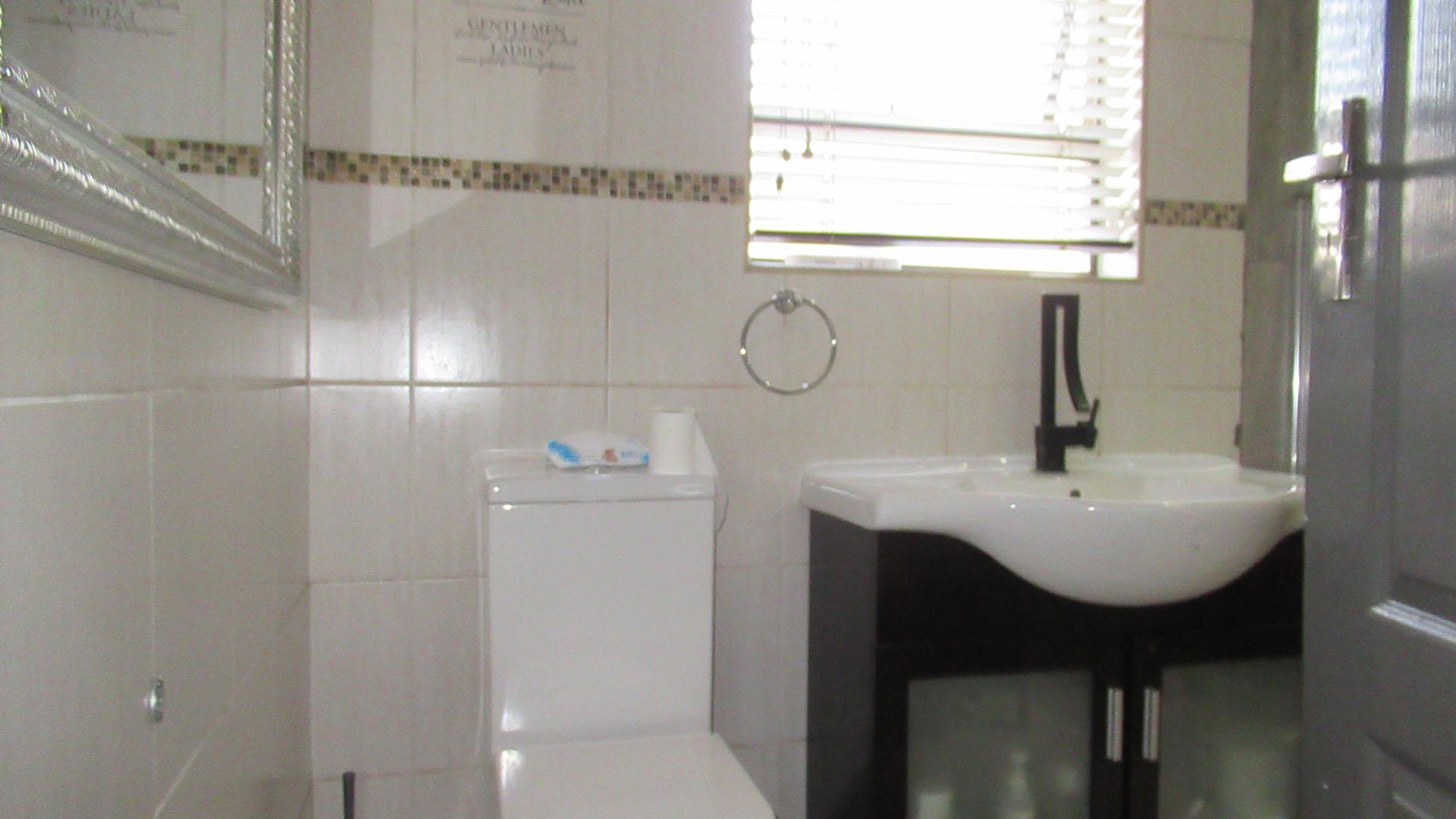 Bathroom 1 - 7 square meters of property in Birch Acres