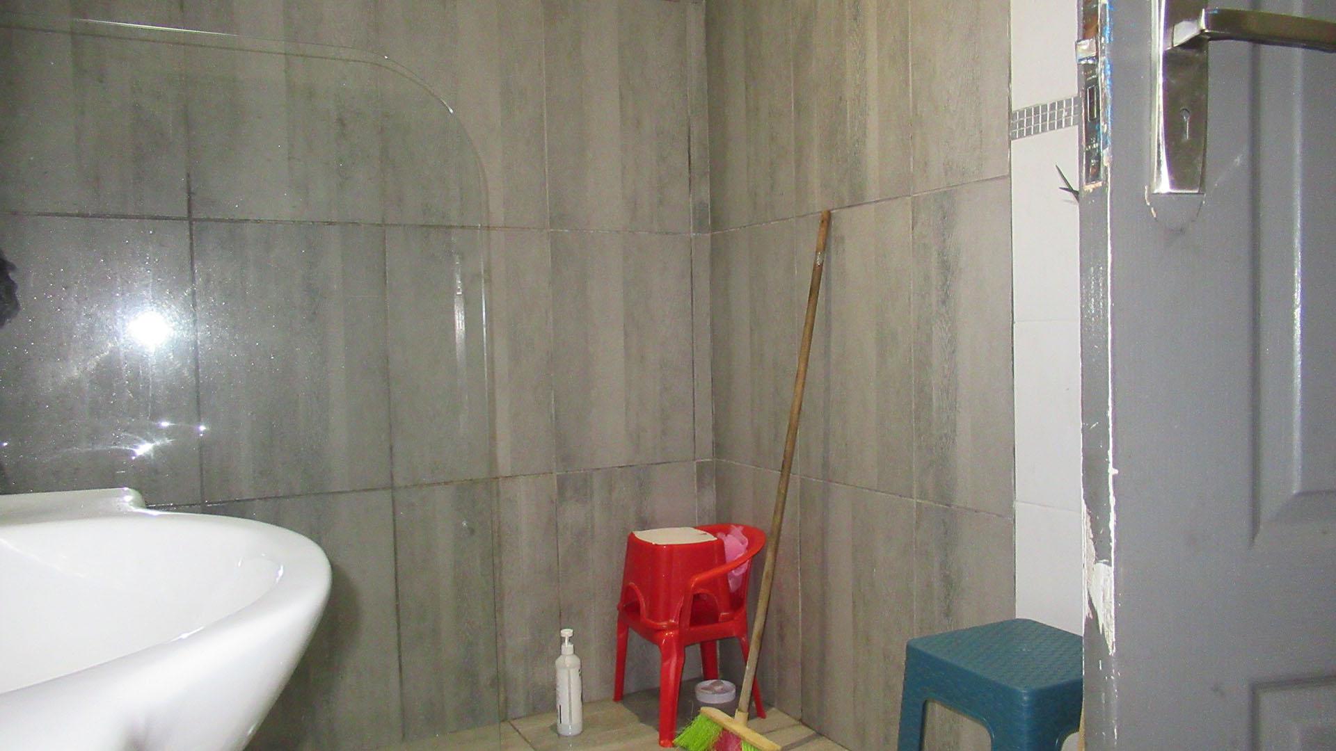 Bathroom 1 - 7 square meters of property in Birch Acres