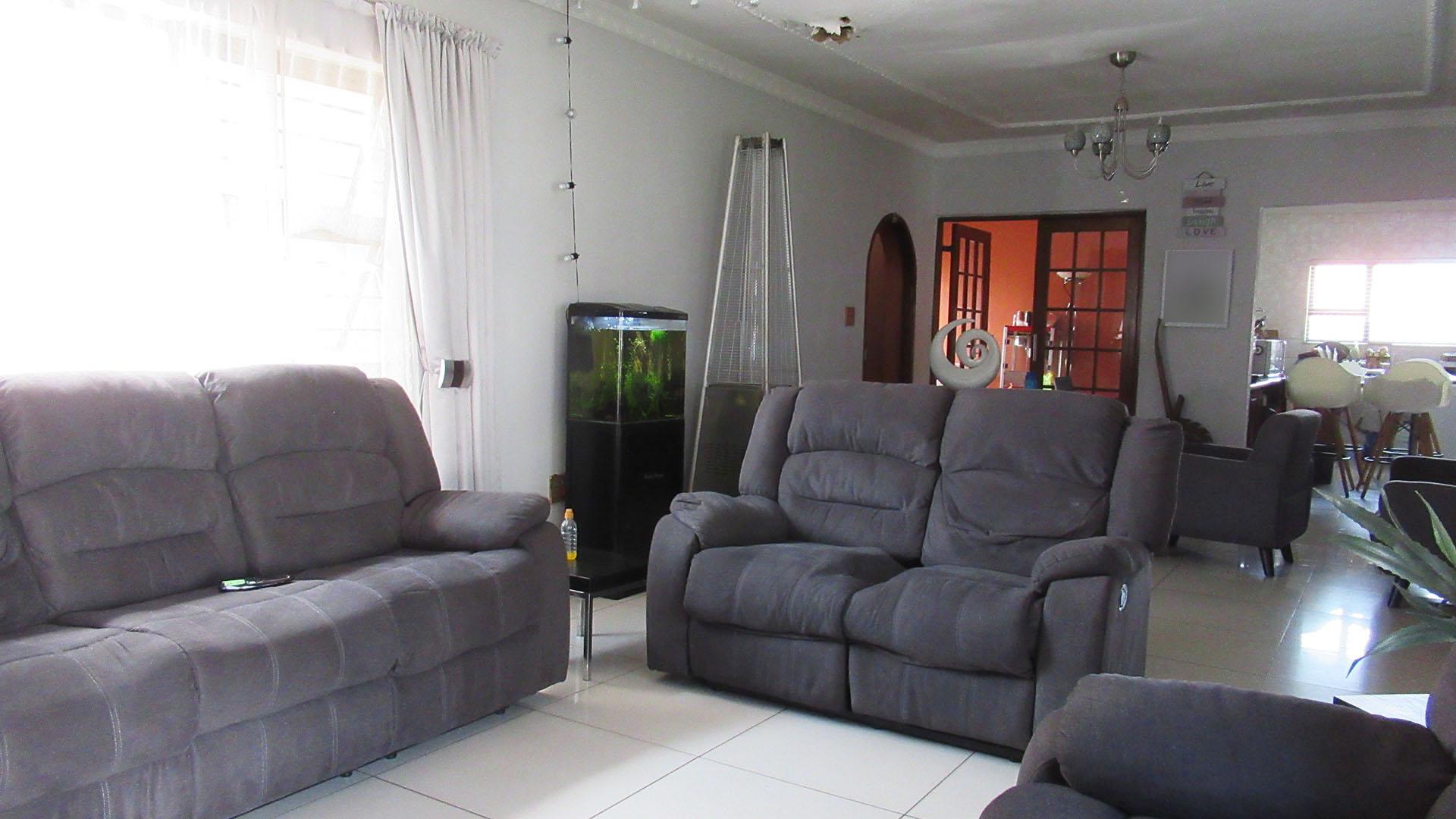 Lounges - 22 square meters of property in Birch Acres