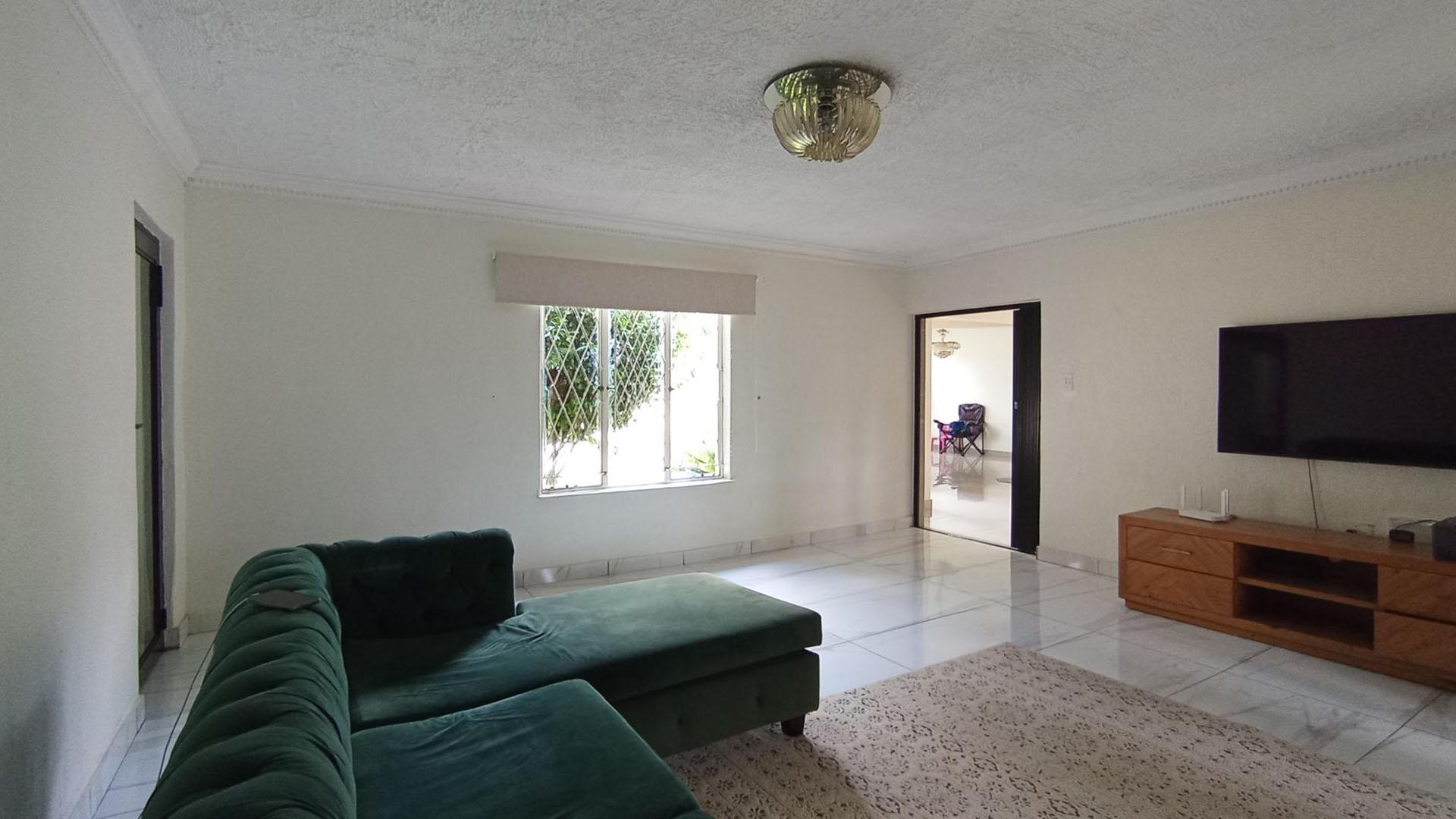 Lounges - 25 square meters of property in Noordwyk