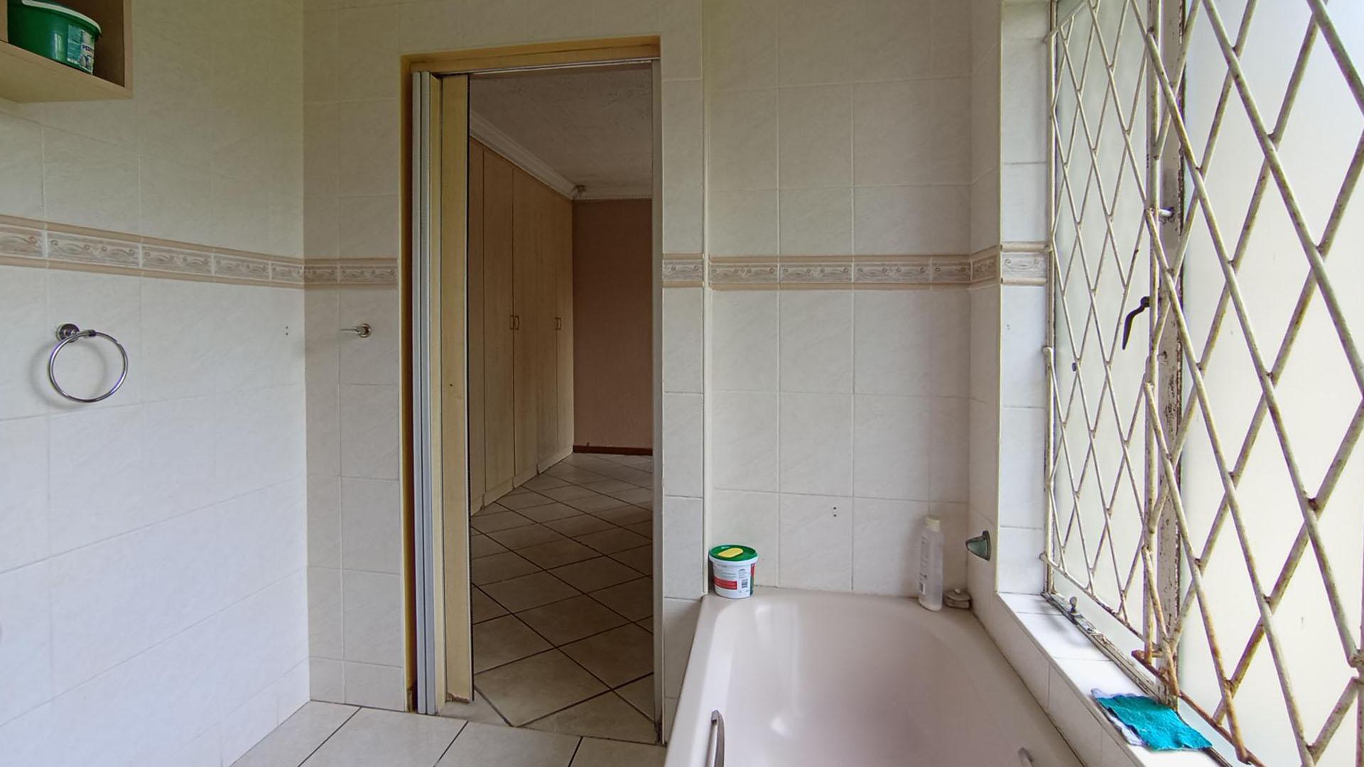 Main Bathroom - 5 square meters of property in Noordwyk