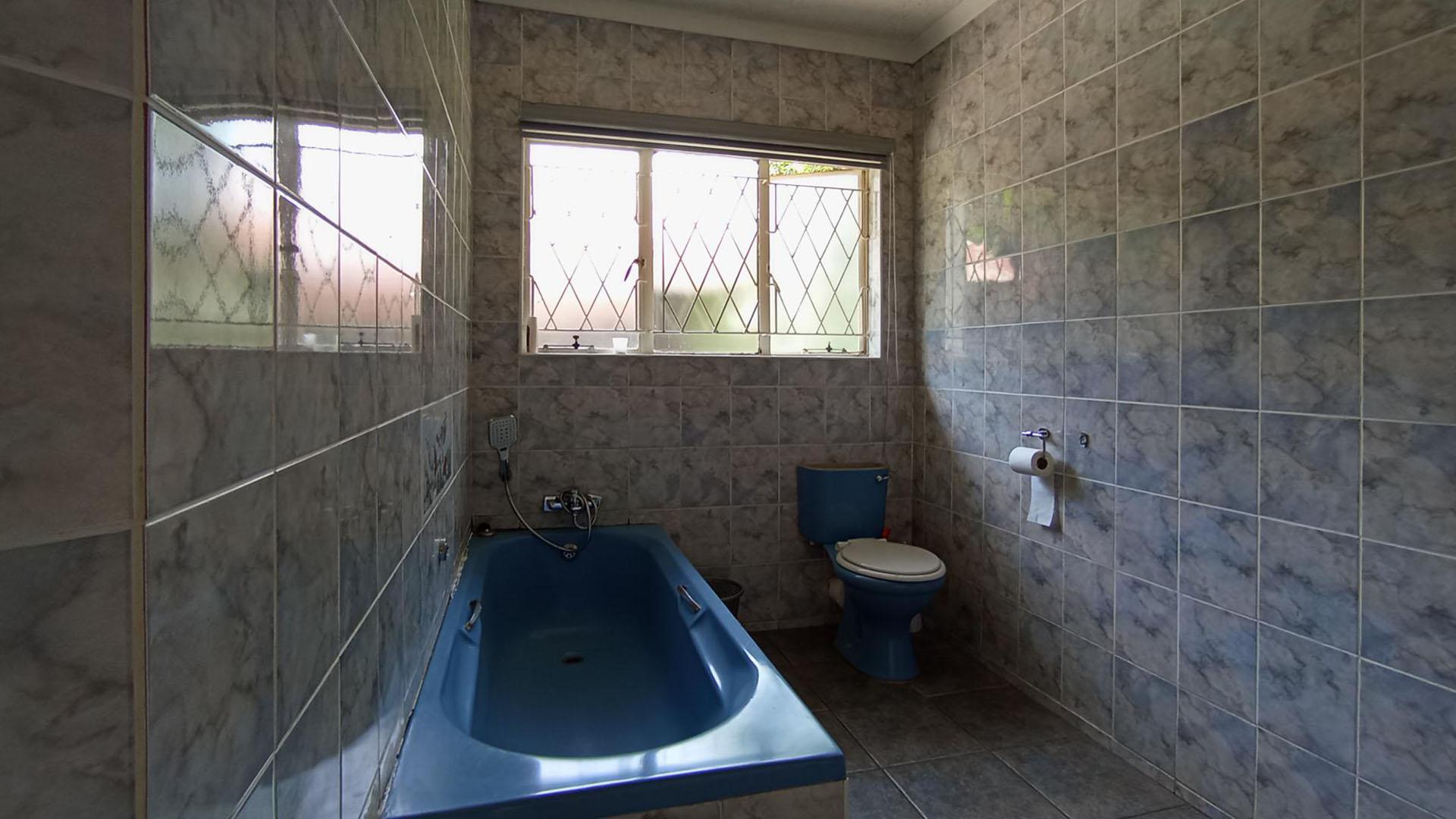 Bathroom 1 - 6 square meters of property in Noordwyk