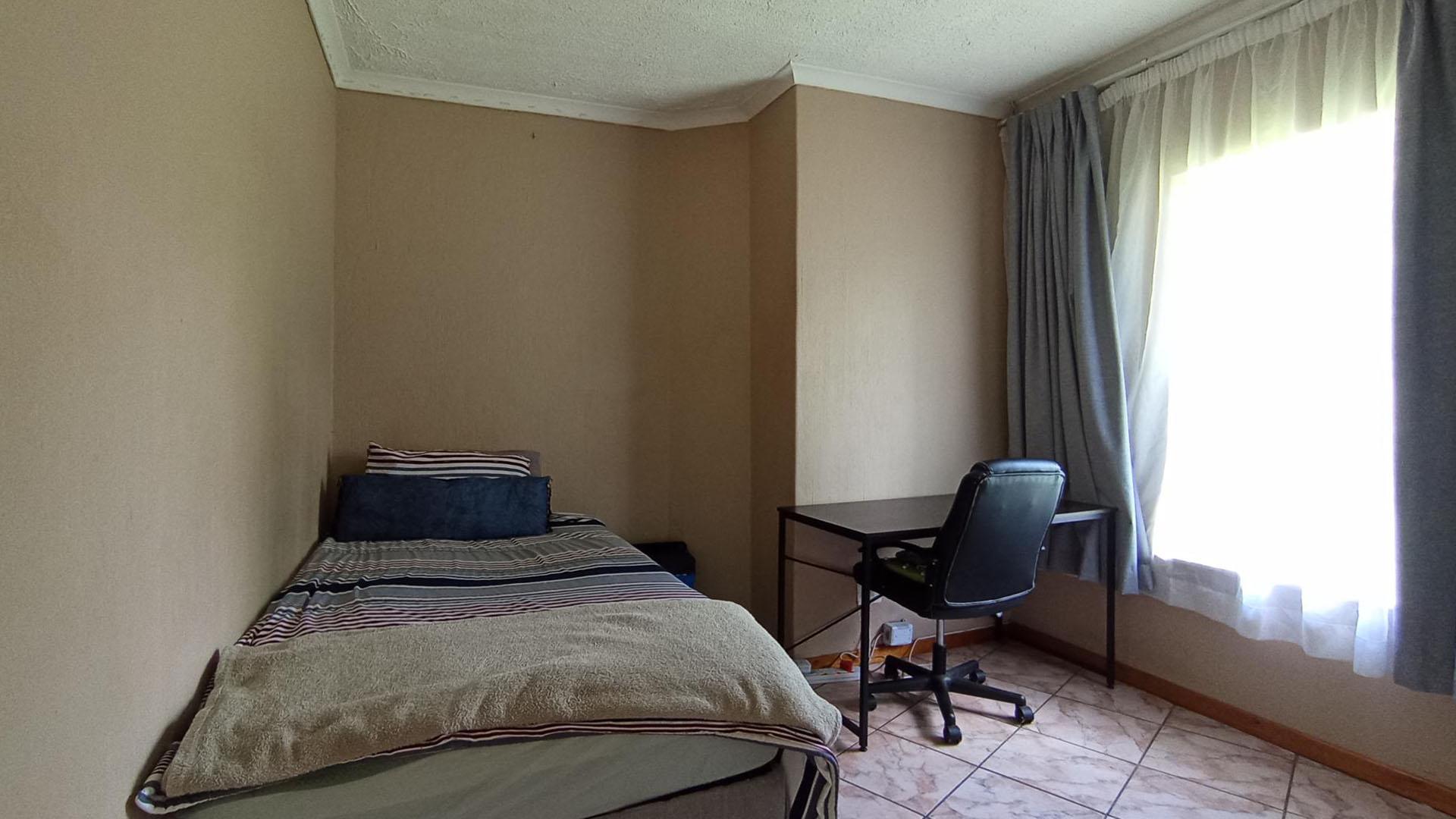 Bed Room 1 - 12 square meters of property in Noordwyk