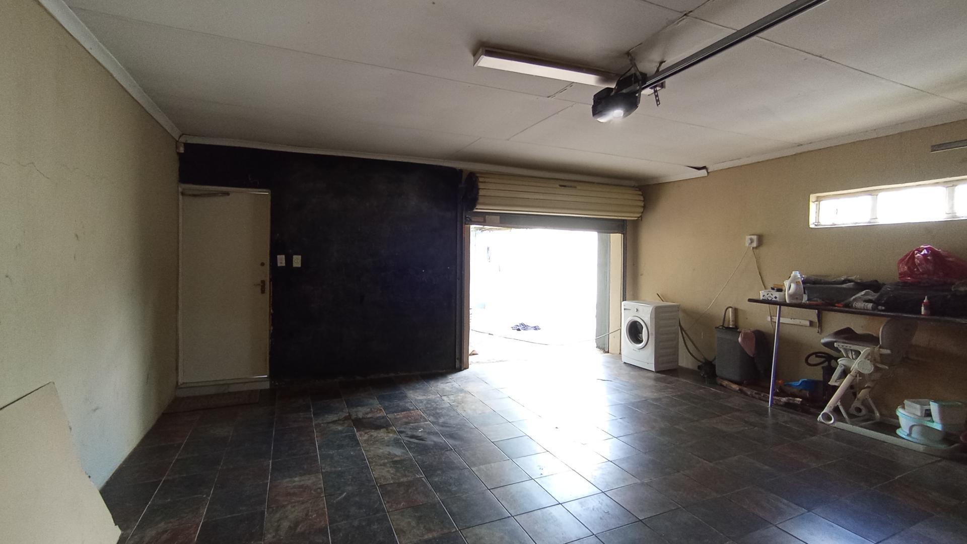 Garage - 43 square meters of property in Noordwyk